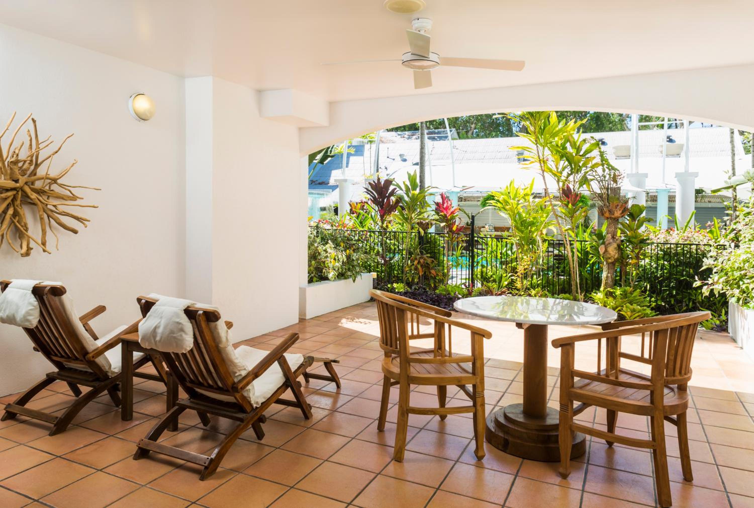 Veranda King Room with Outdoor Living, Pool and Garden View - Photo 4