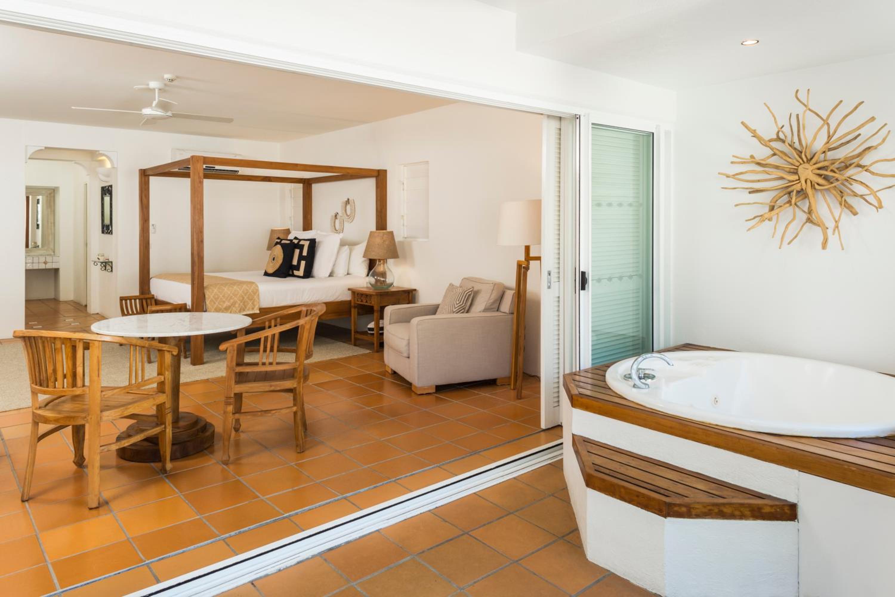 Veranda King Suite with Four-poster Bed and Large SPA Bath on Private Balcony - Photo 5