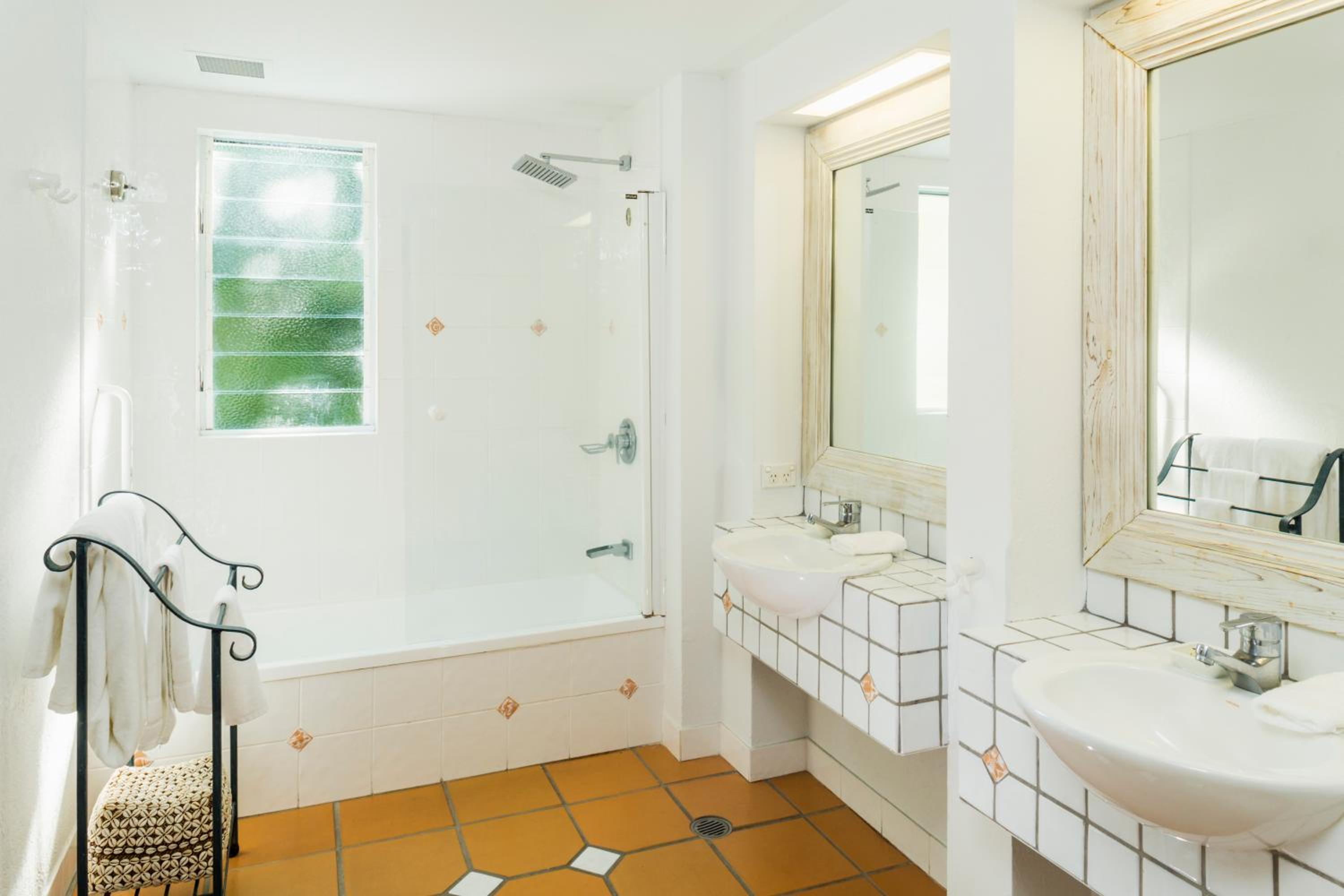 Veranda King Suite with Four-poster Bed and Large SPA Bath on Private Balcony - Photo 8