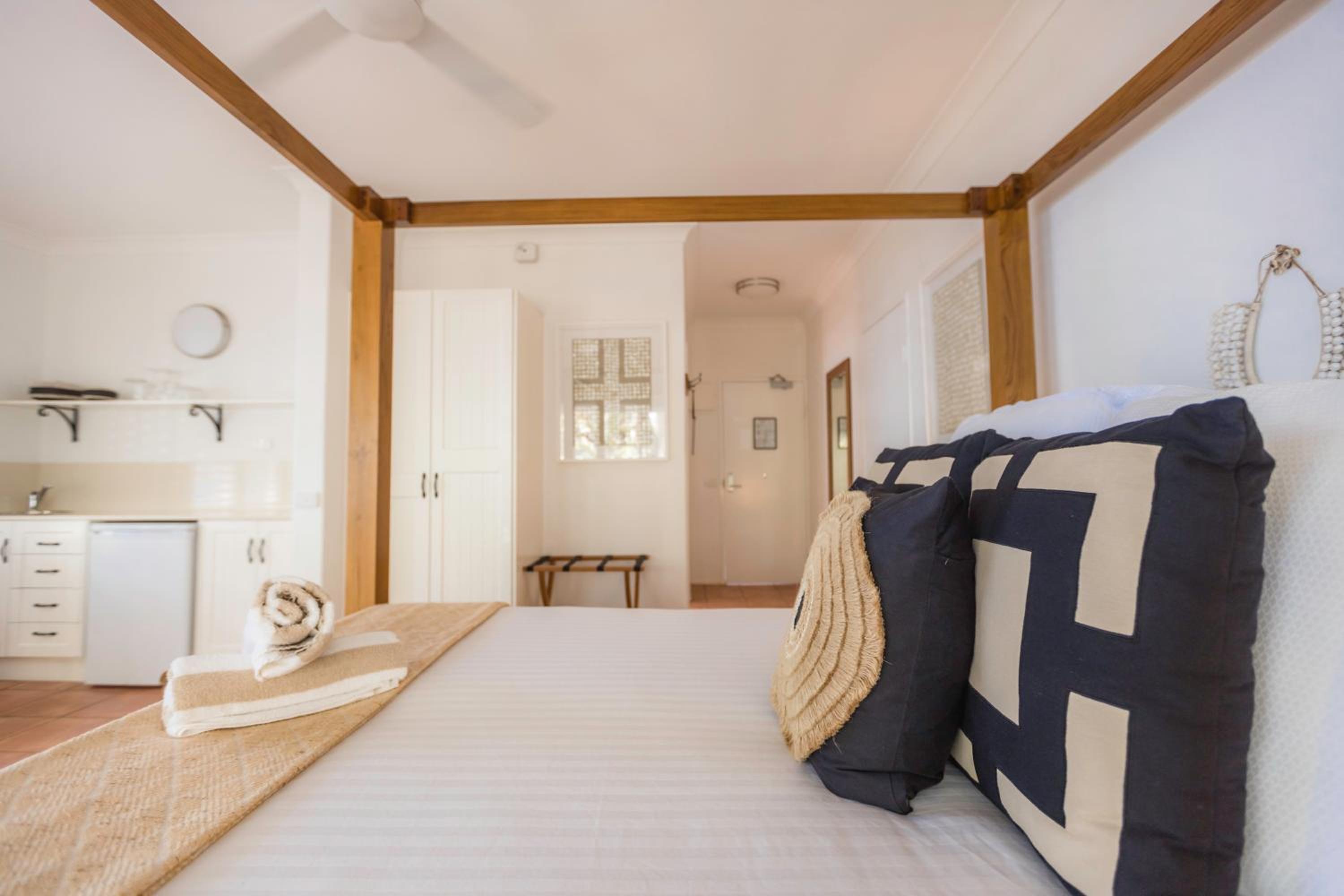 Spacious King Suite with Ocean View - Photo 8