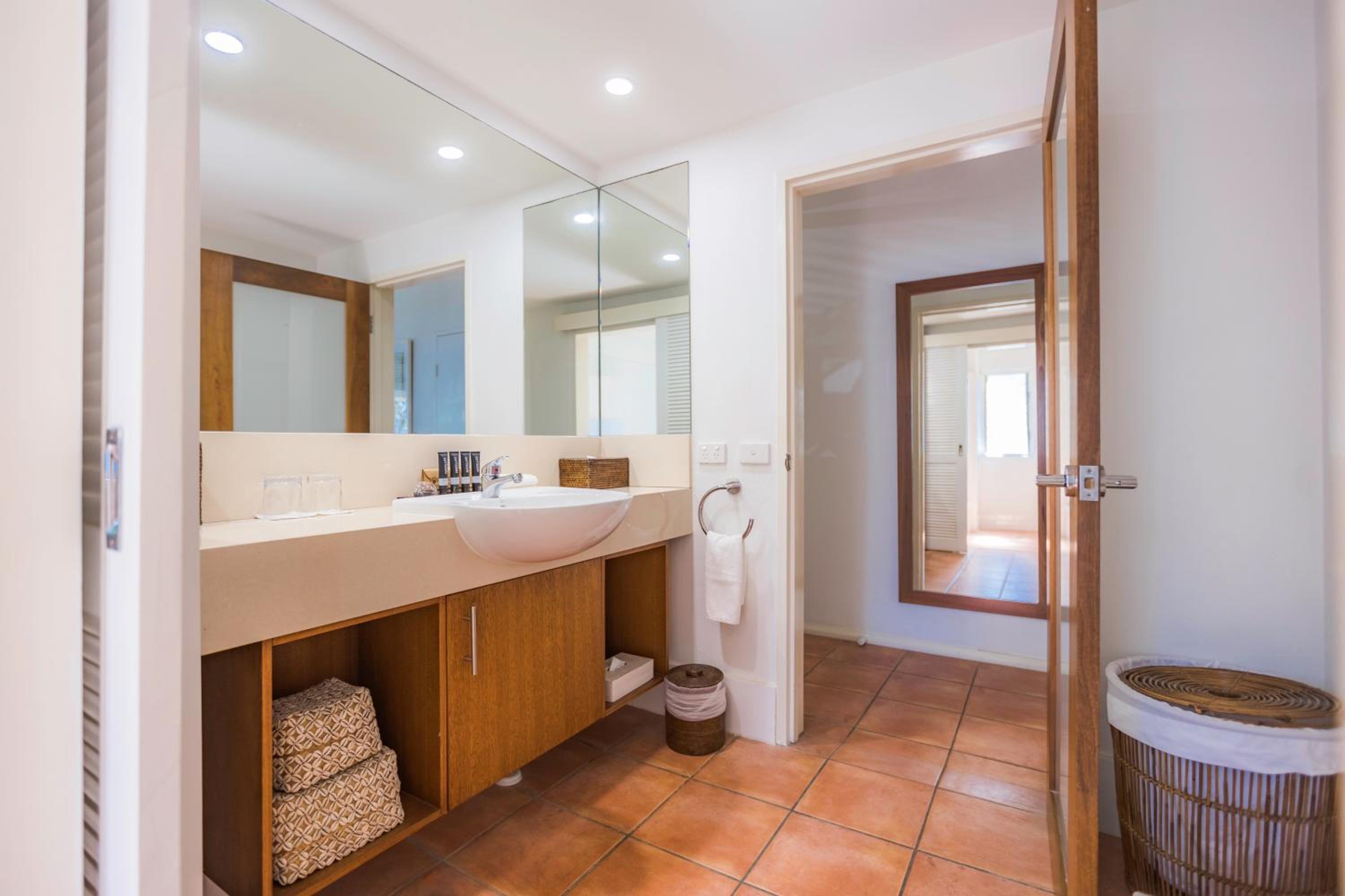 Spacious King Suite with Ocean View - Photo 6