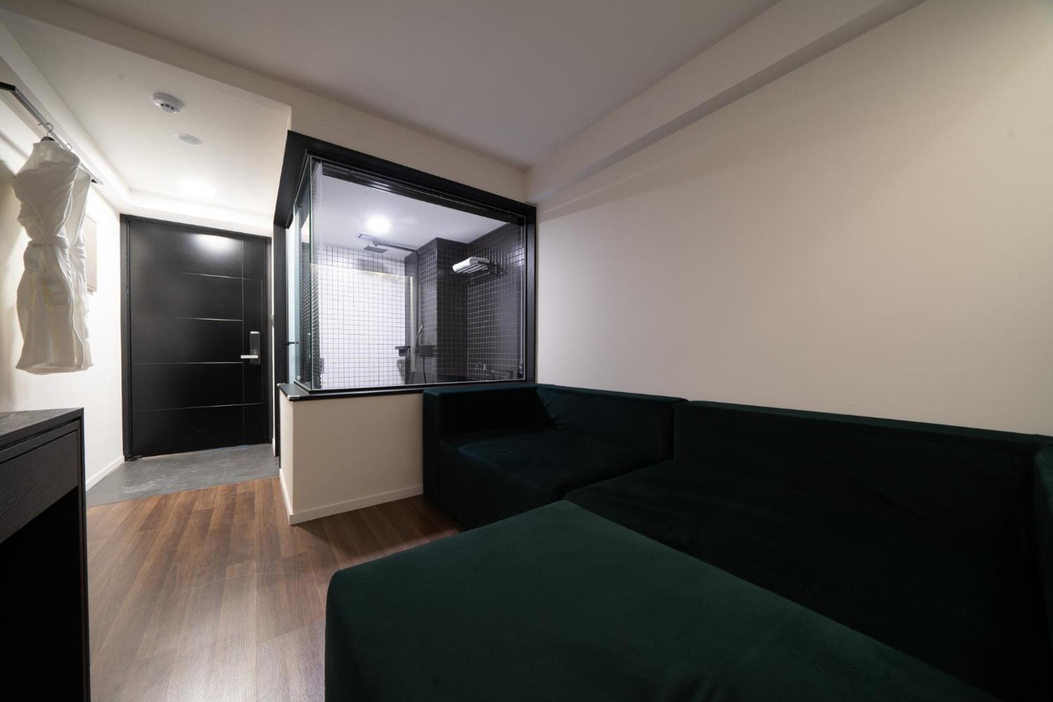 Suite - Photo 1