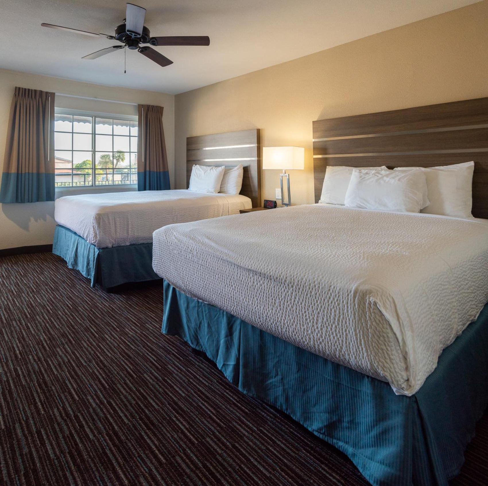 Queen Room with Two Queen Beds - Non-Smoking photo 2
