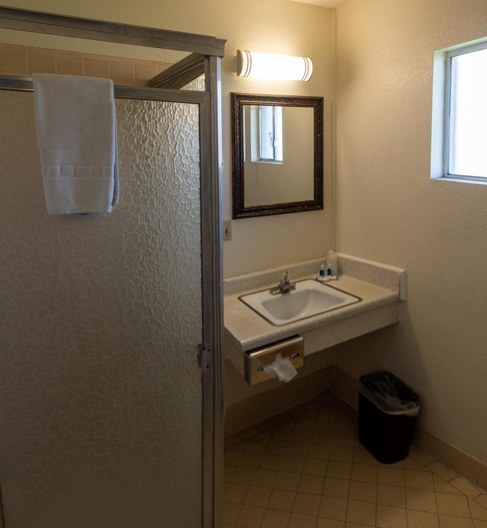 Queen Room with Two Queen Beds - Non-Smoking photo 3