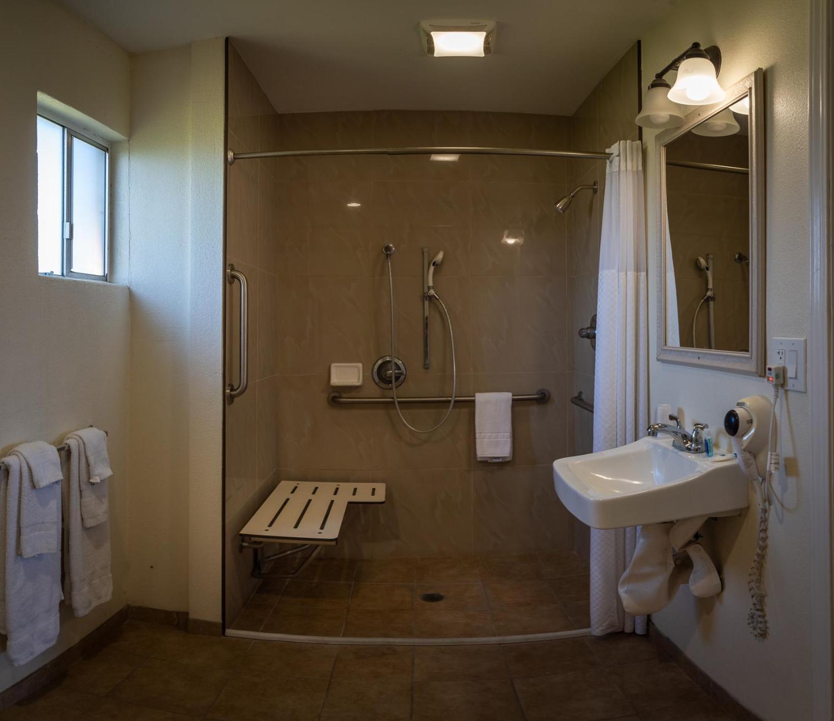 King Room - Accessible/Non-Smoking photo 3
