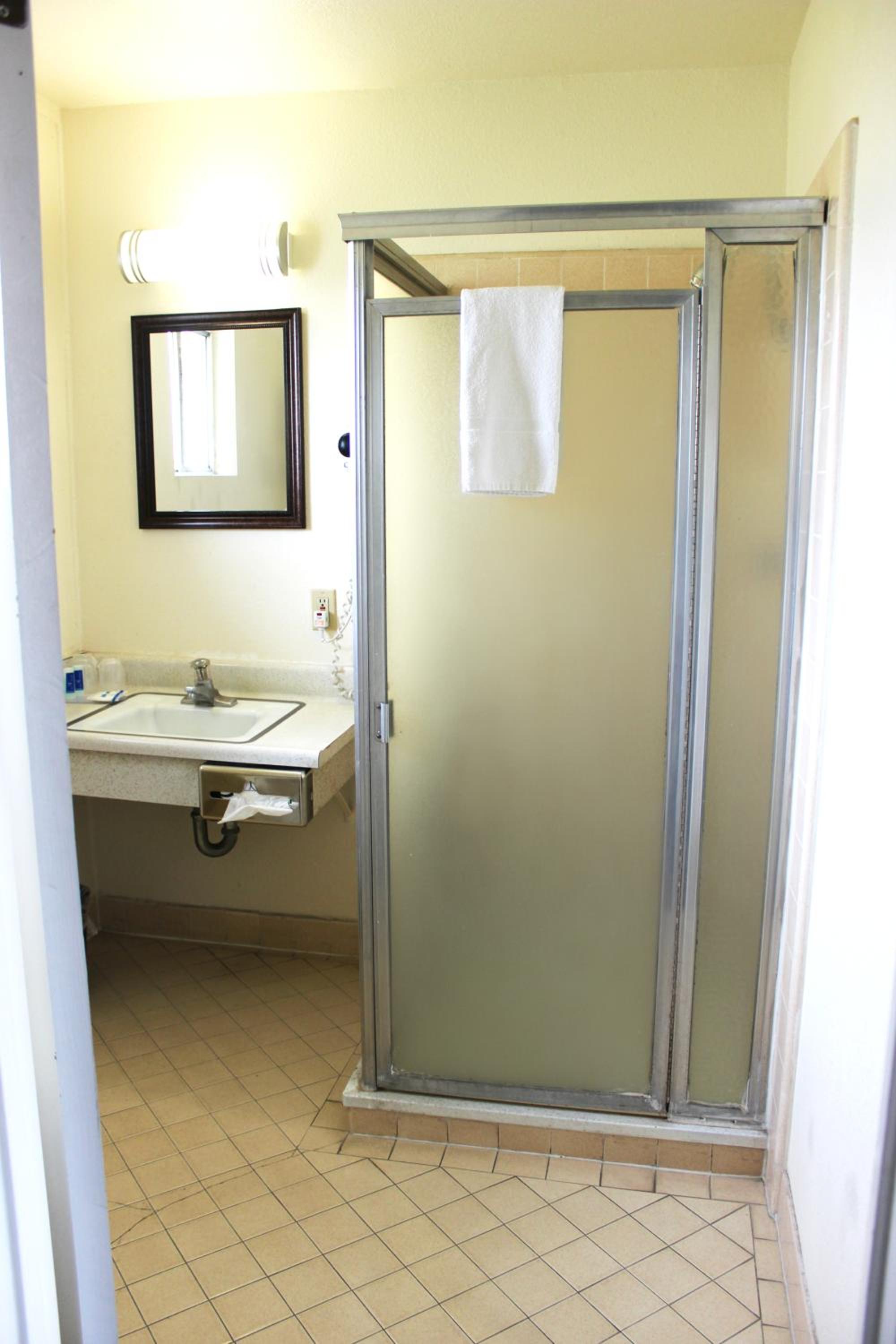 King Room - Non-Smoking photo 2