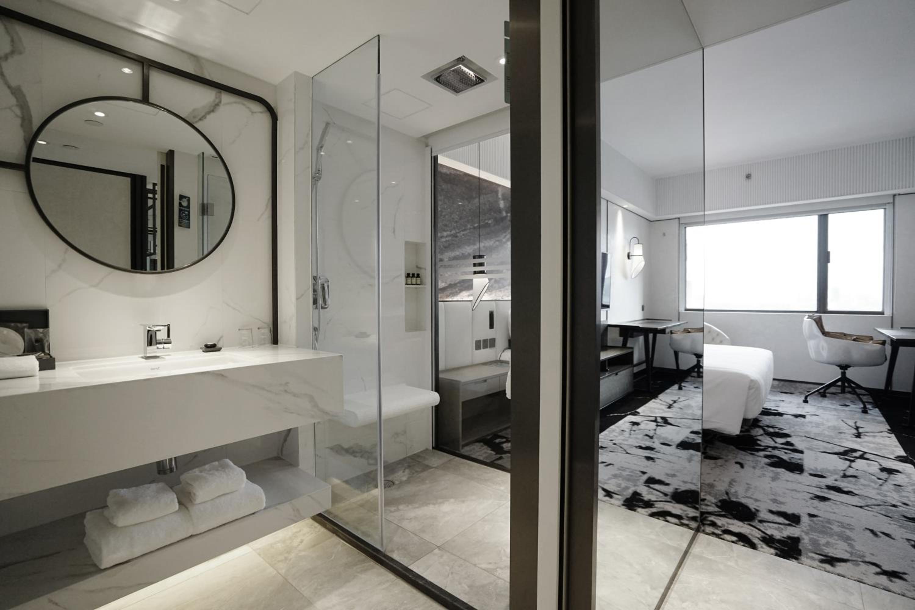Deluxe Executive Queen Room With City View And Lounge Access - High Floor