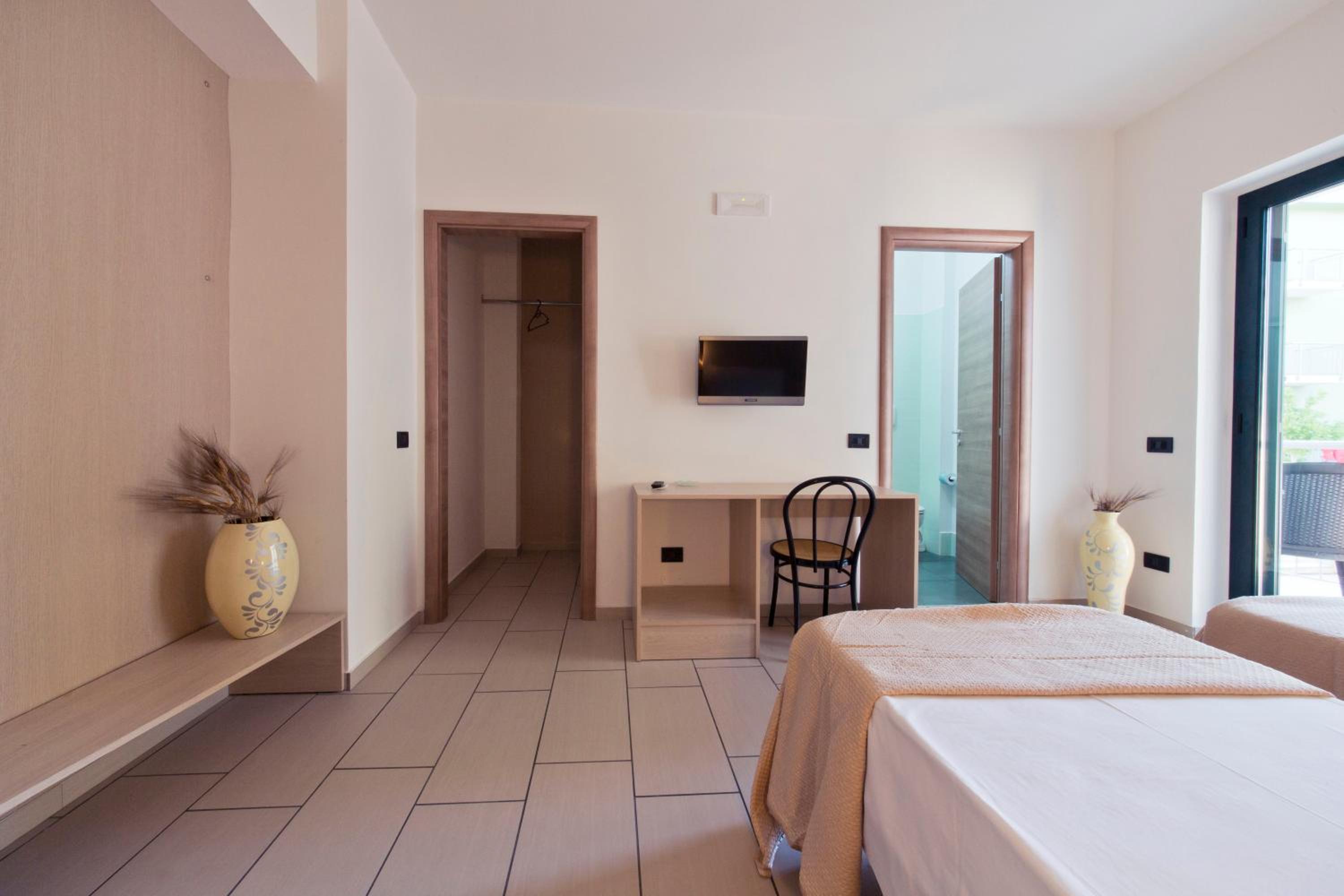 Double or Twin Room with Balcony - Photo 2