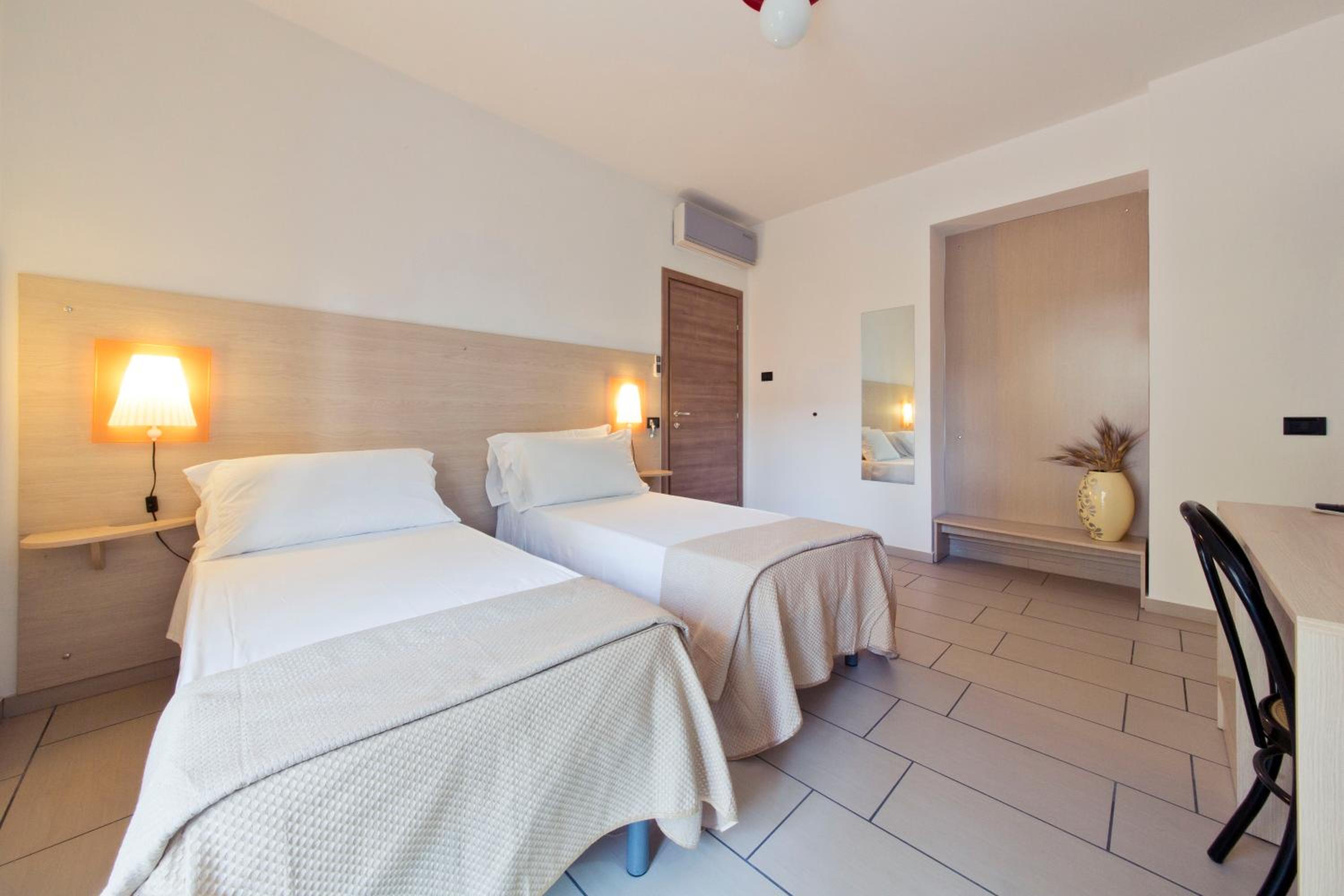 Double or Twin Room with Balcony - Photo 3