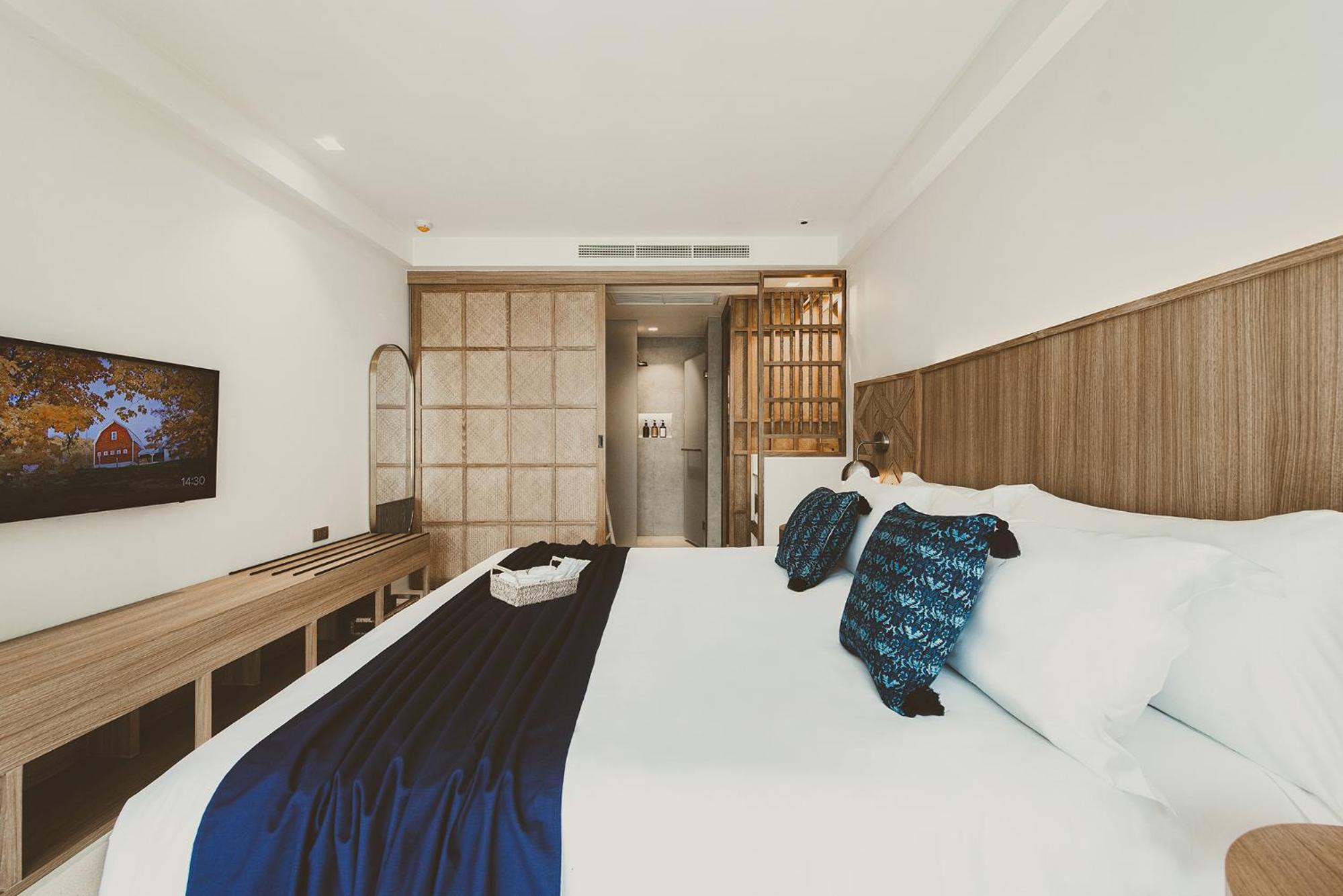 Deluxe Room - Photo 10