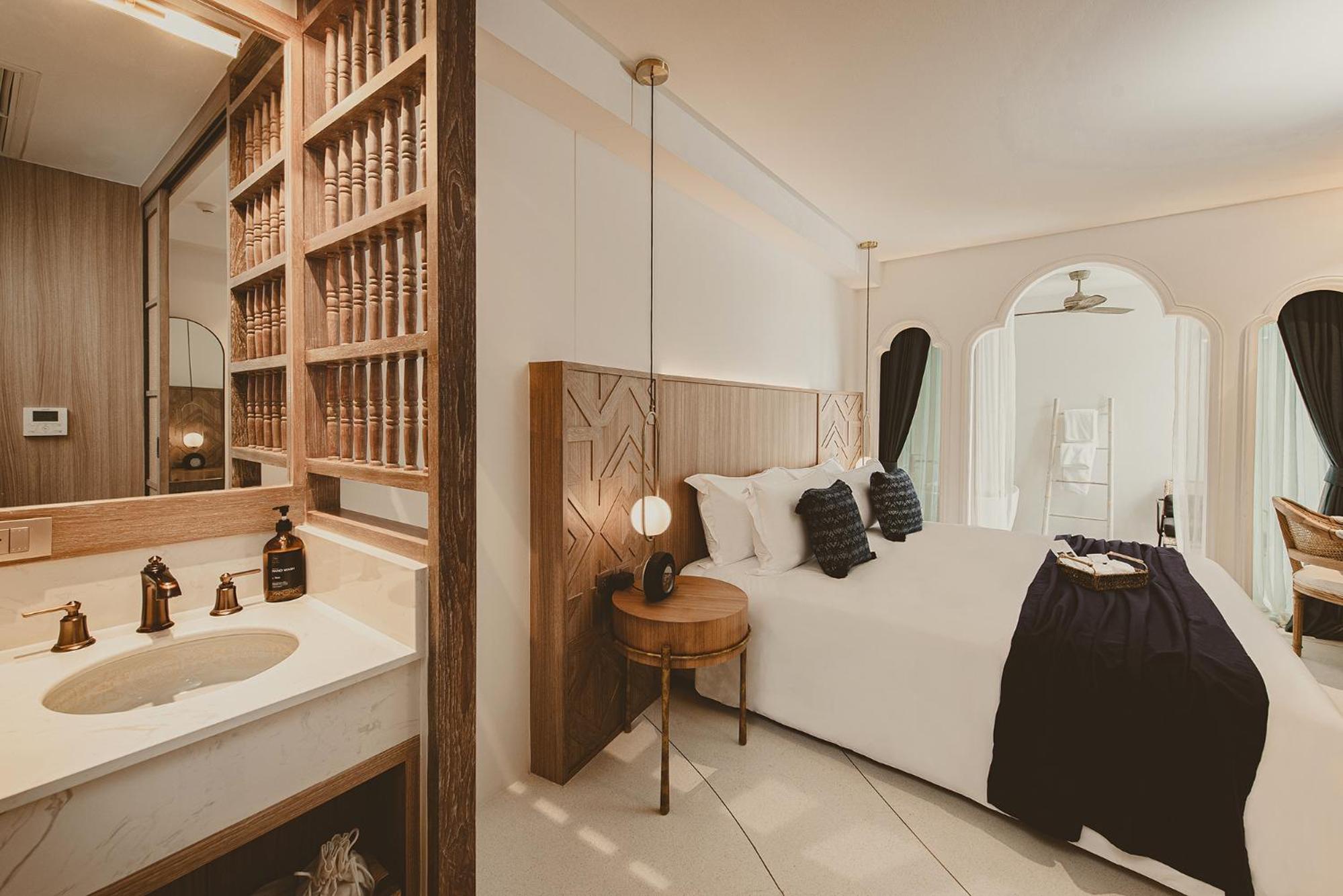 Grand Deluxe with Bathtub - Photo 3