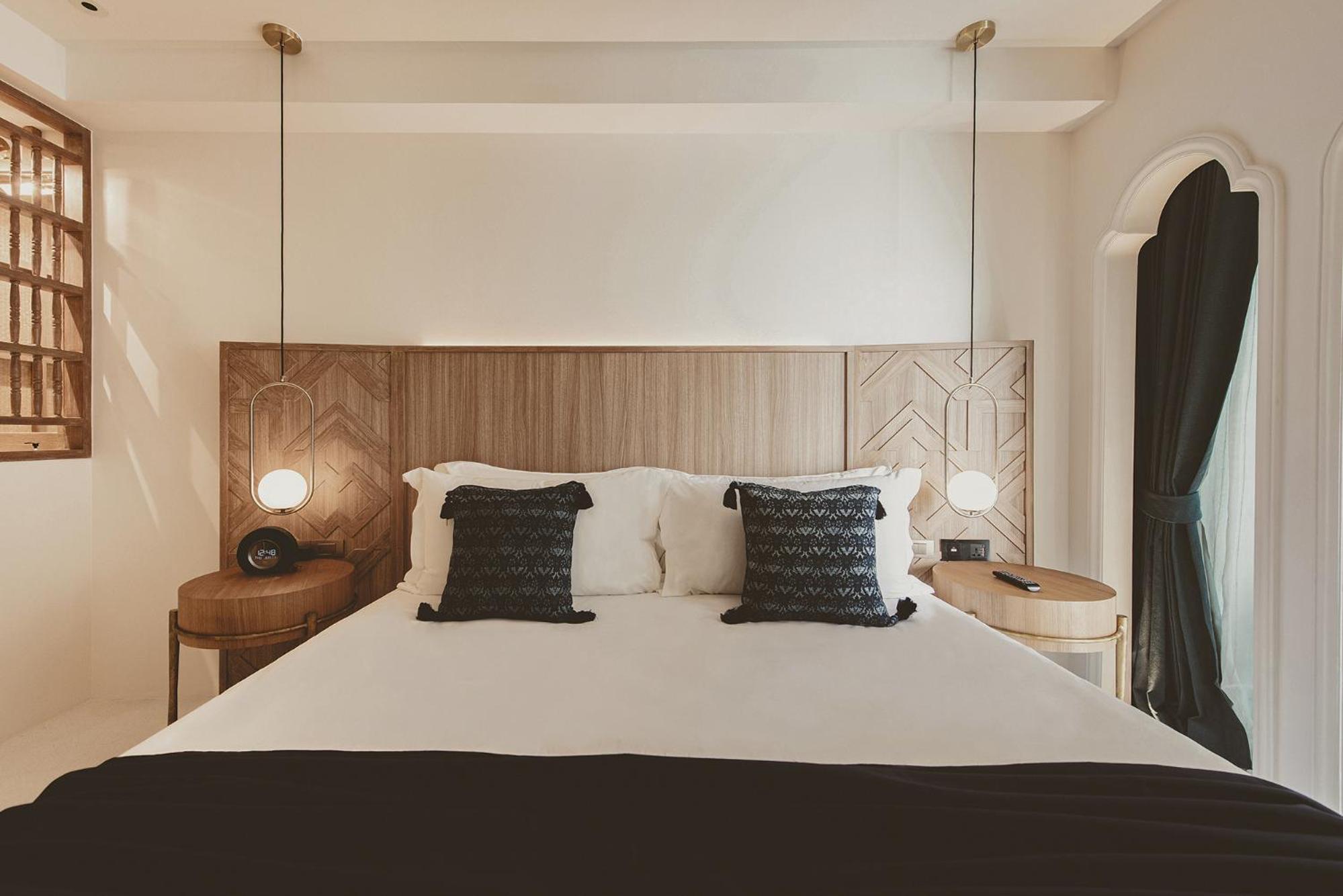 Grand Deluxe with Bathtub - Photo 4