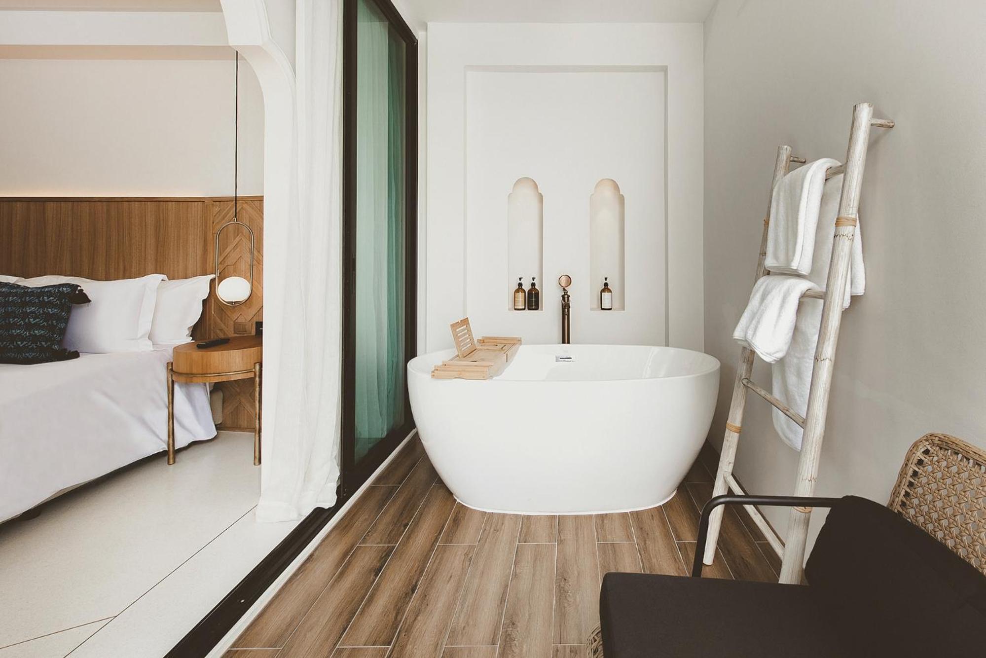 Grand Deluxe with Bathtub - Photo 6