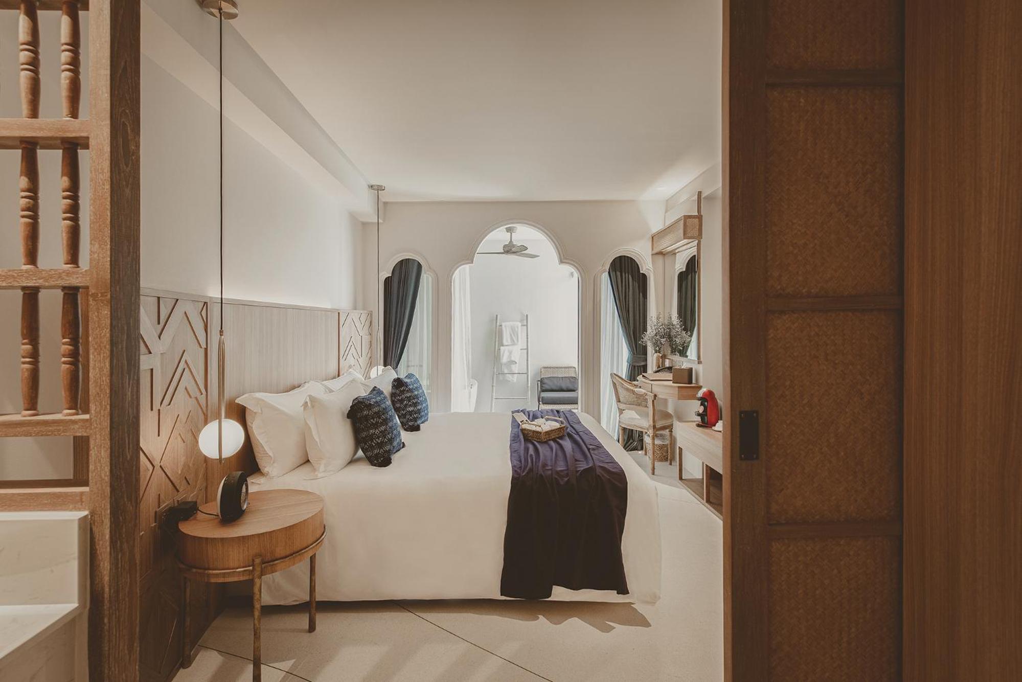 Grand Deluxe with Bathtub - Photo 2