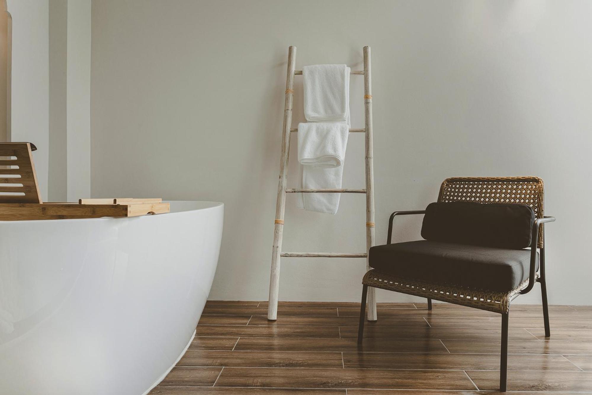 Grand Deluxe with Bathtub - Photo 7