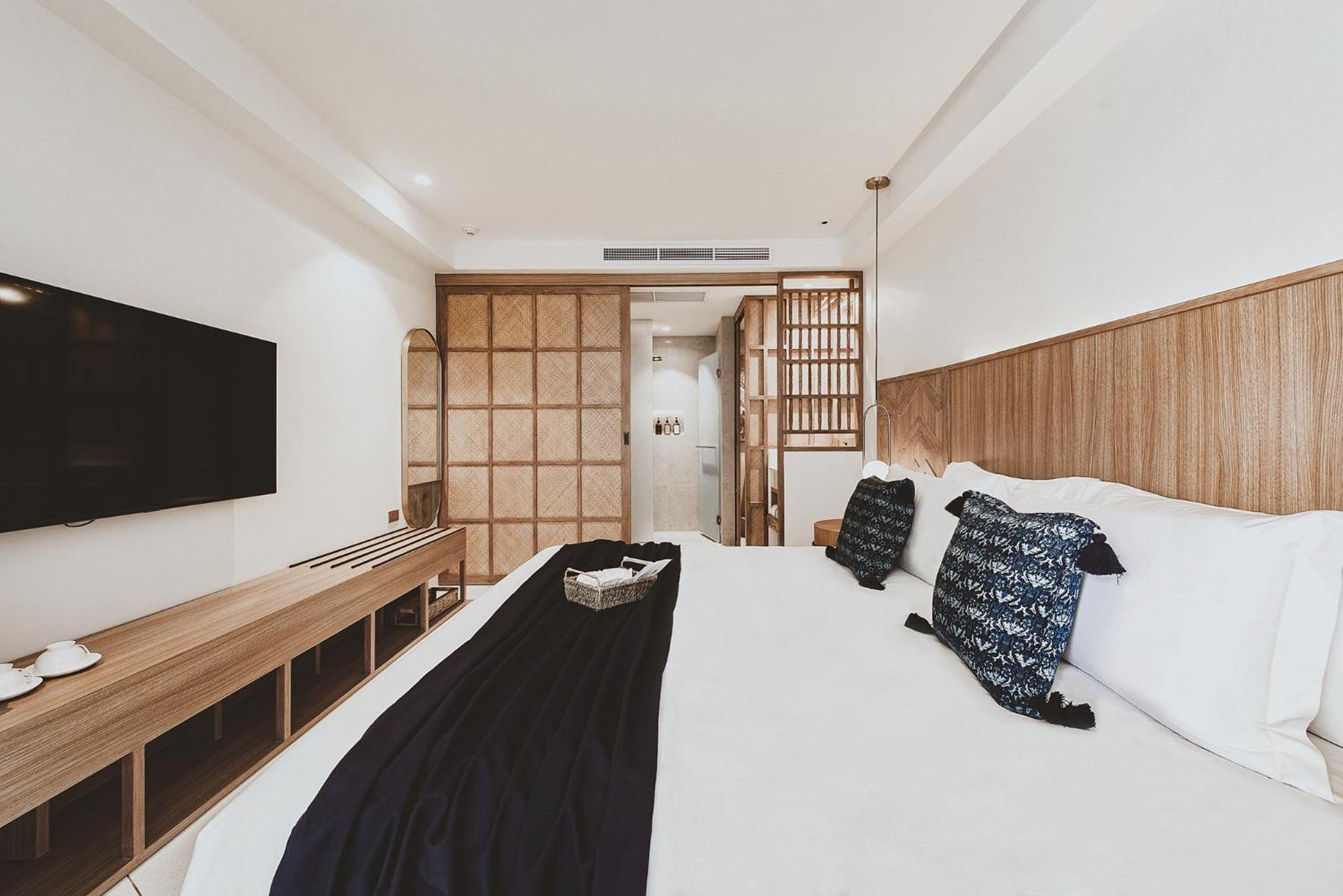 Grand Deluxe with Bathtub - Photo 5