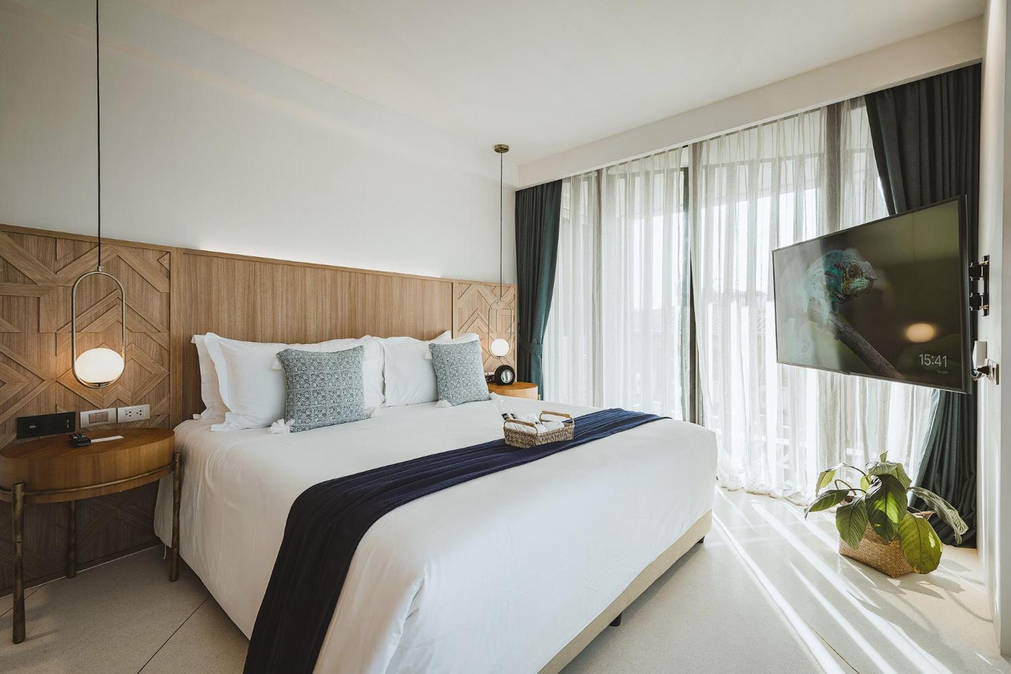 Lanna Suite with Pool View - Photo 9