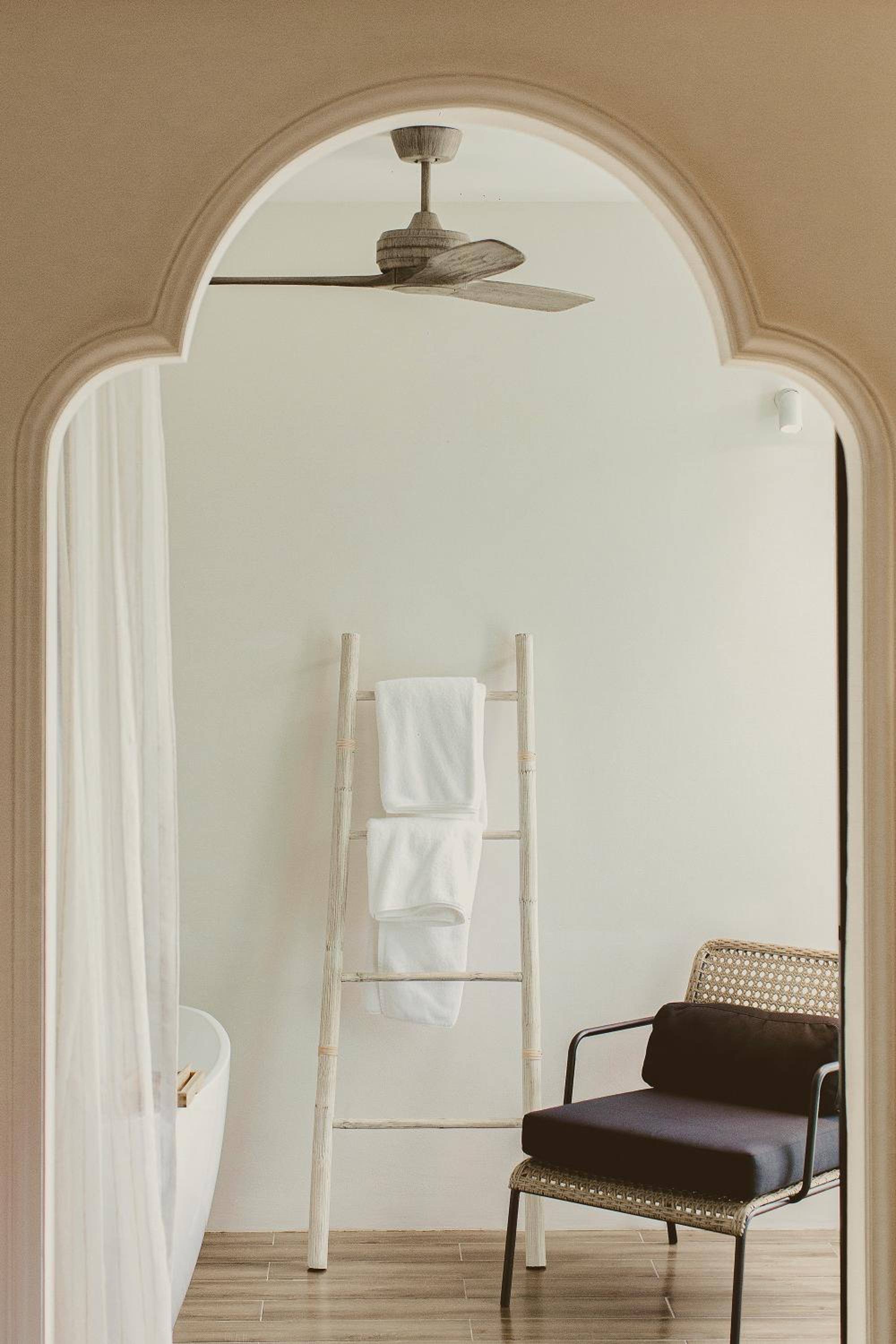 Grand Deluxe with Bathtub - Photo 8
