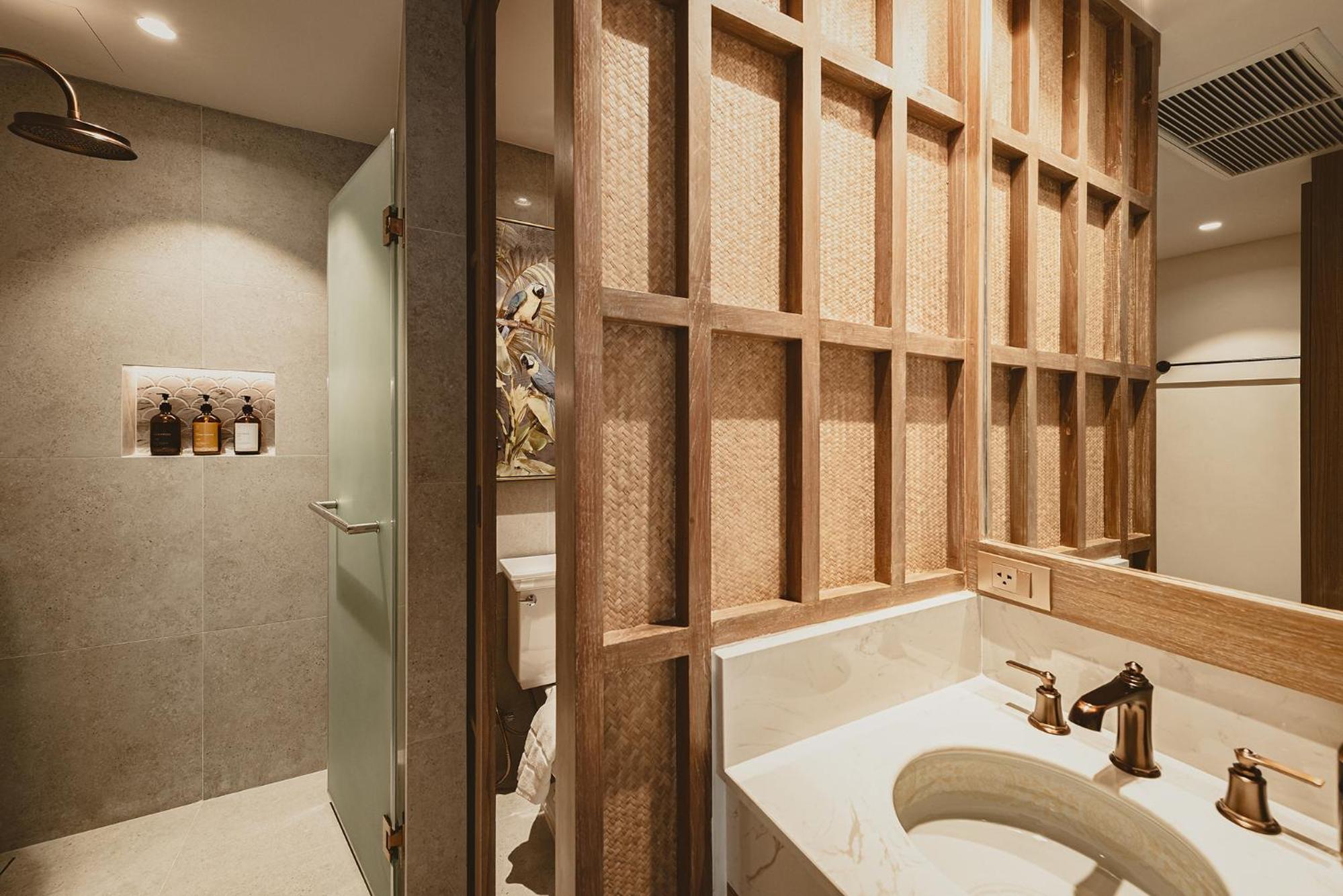 Grand Deluxe with Bathtub - Photo 10