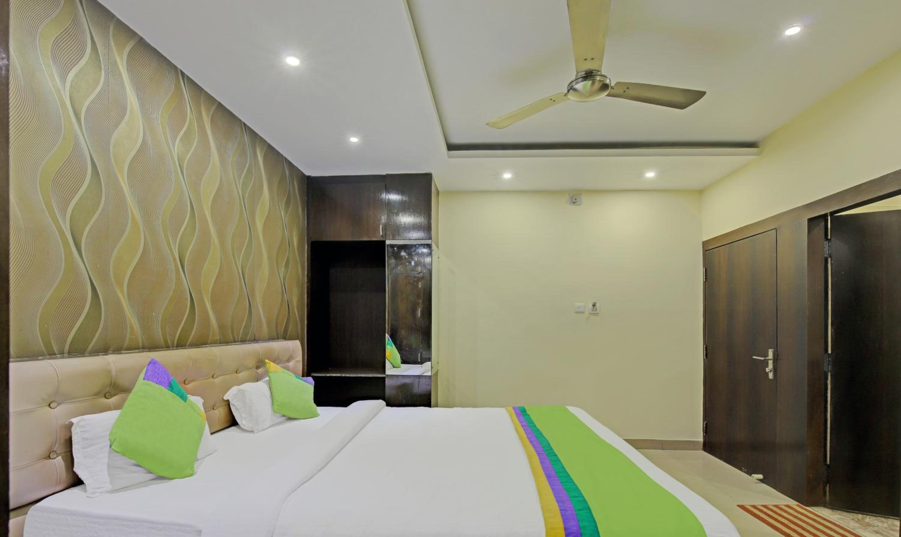 Deluxe Double Room - Photo 10