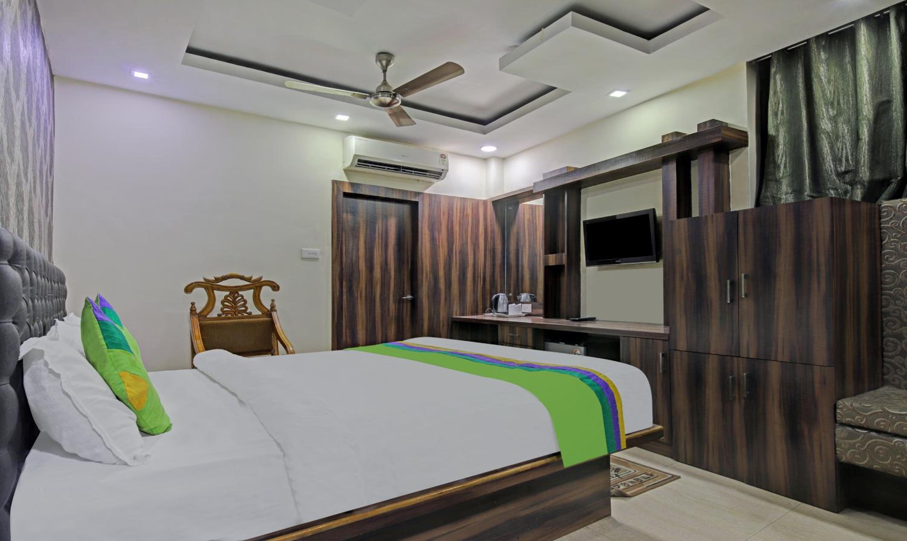 Deluxe Double Room - Photo 11