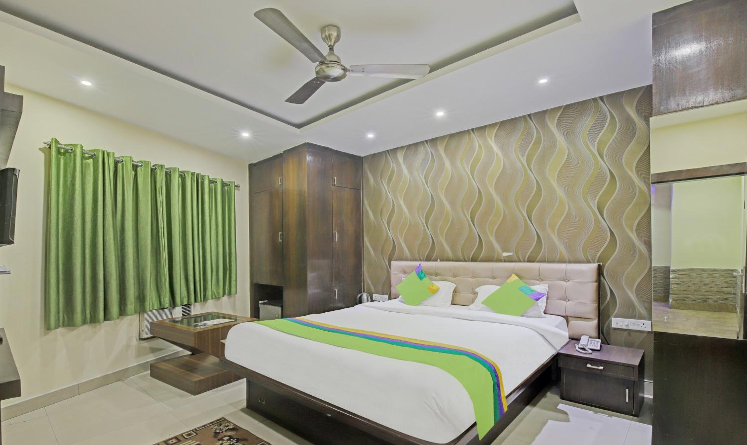 Deluxe Double Room - Photo 9