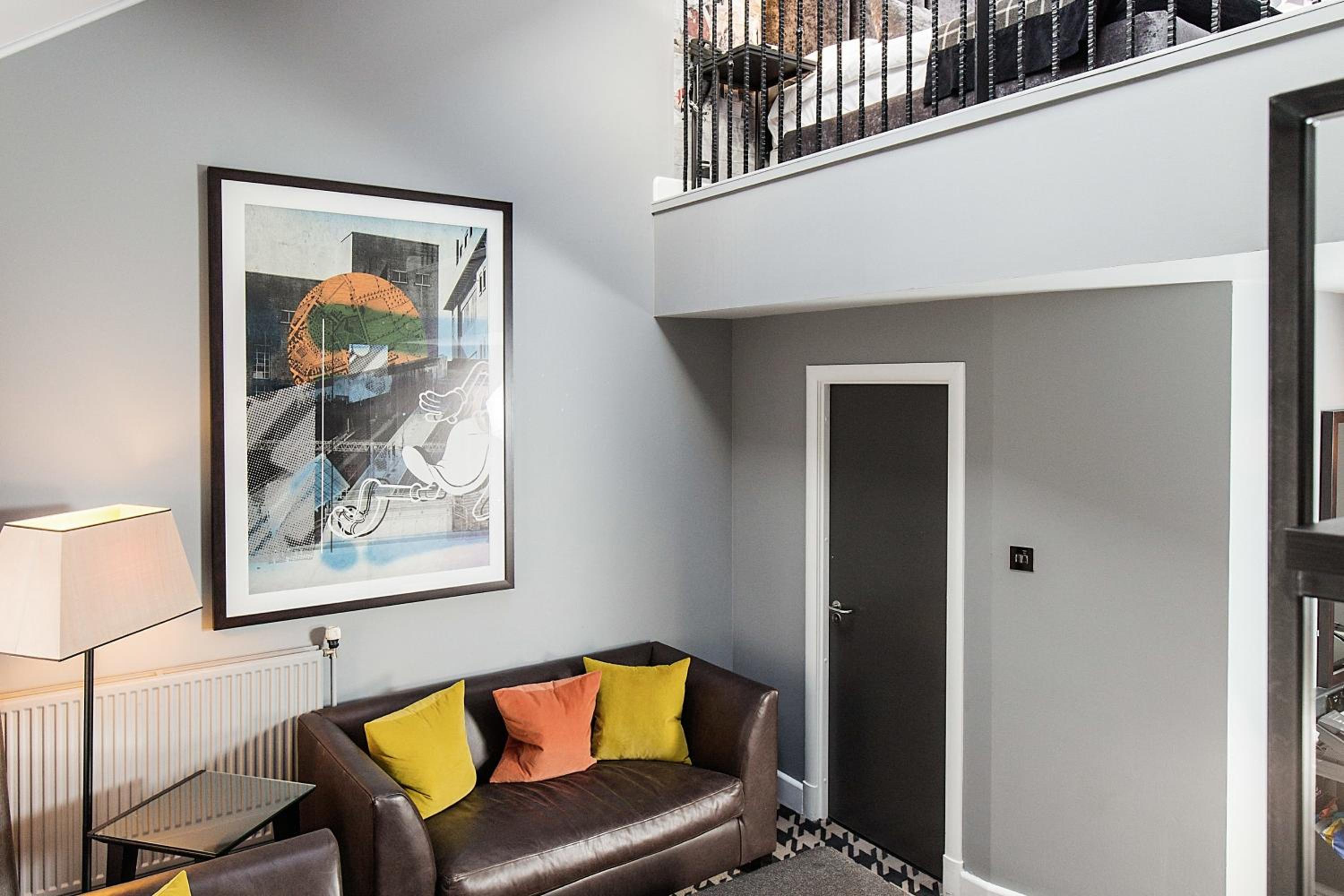 Suite - Photo 1