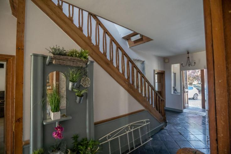 Five-Bedroom House photo 2