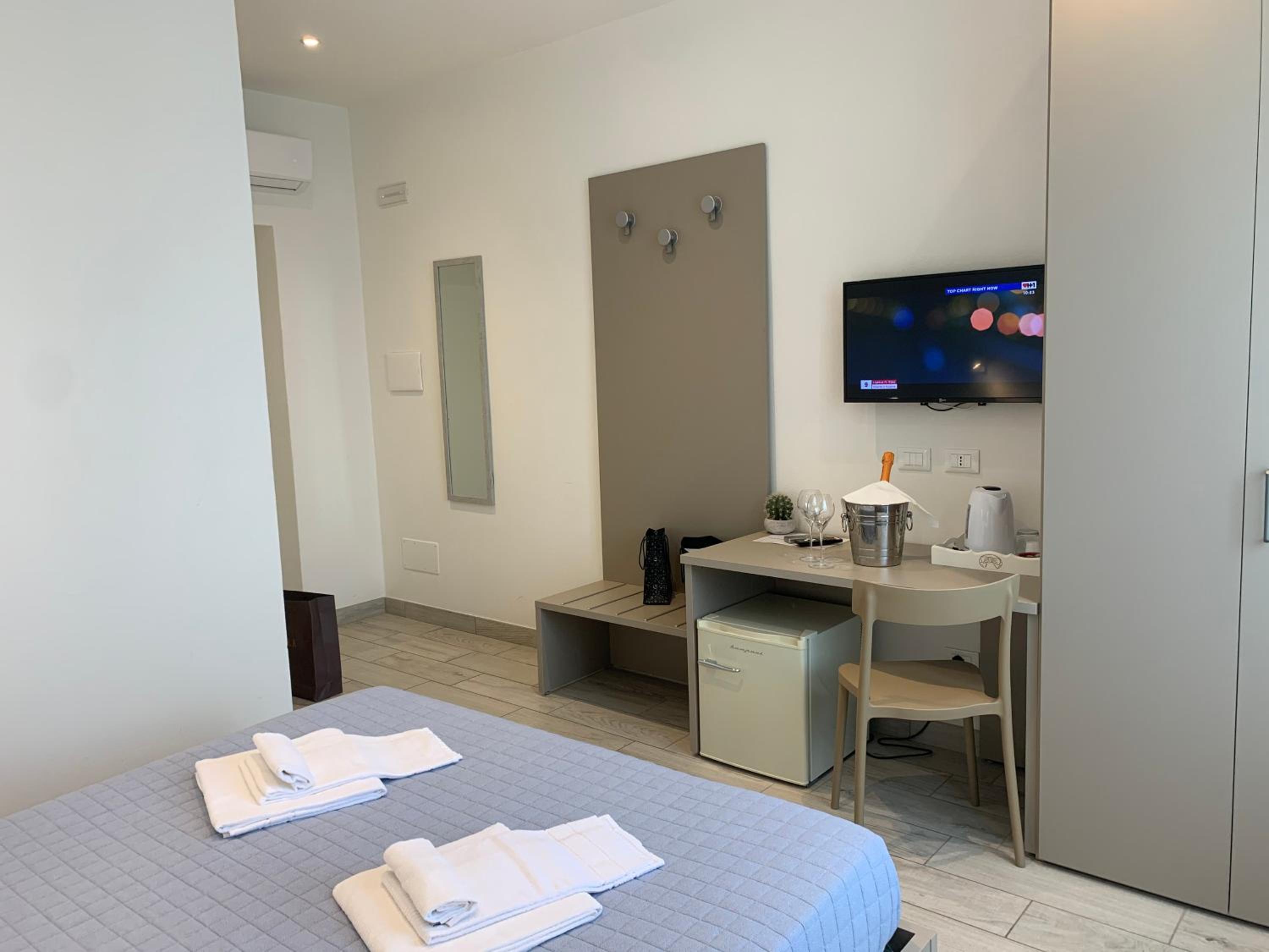 Standard Double Room - Photo 3