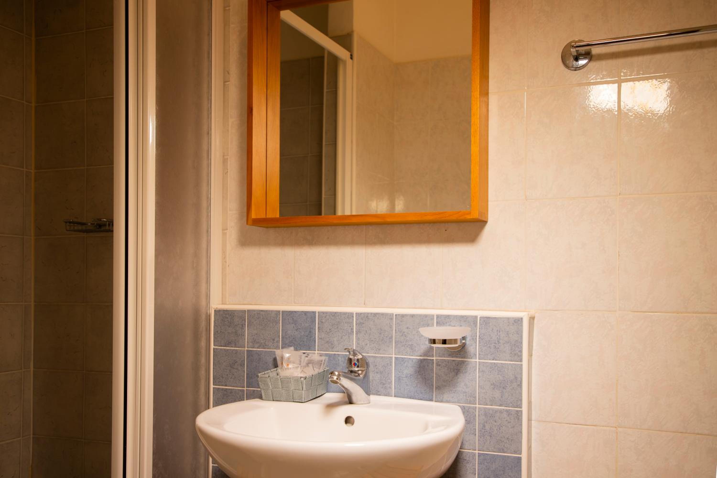 Standard Double Room - Photo 7