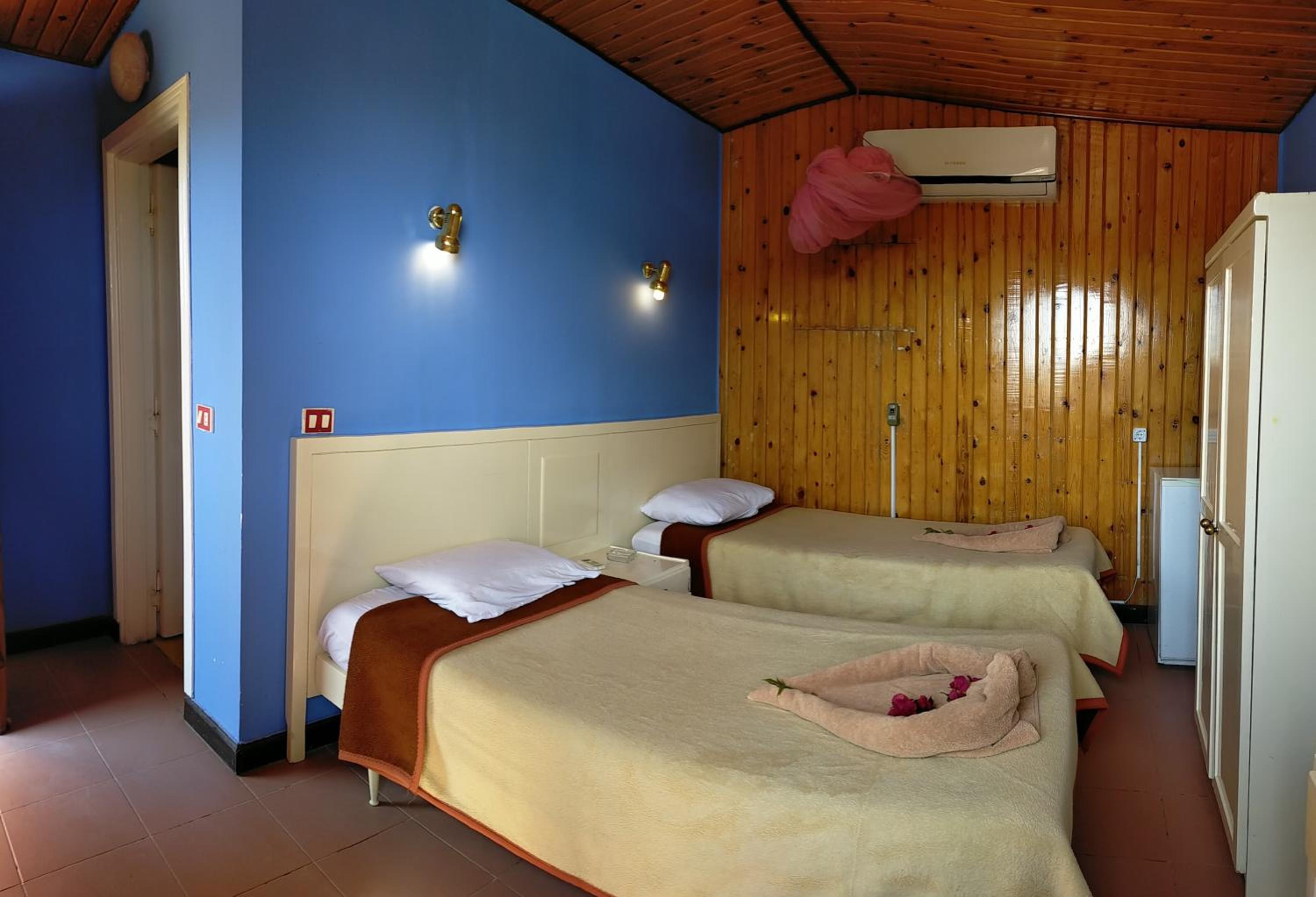 Divers-Beach Cabin with 10 Boat Dives