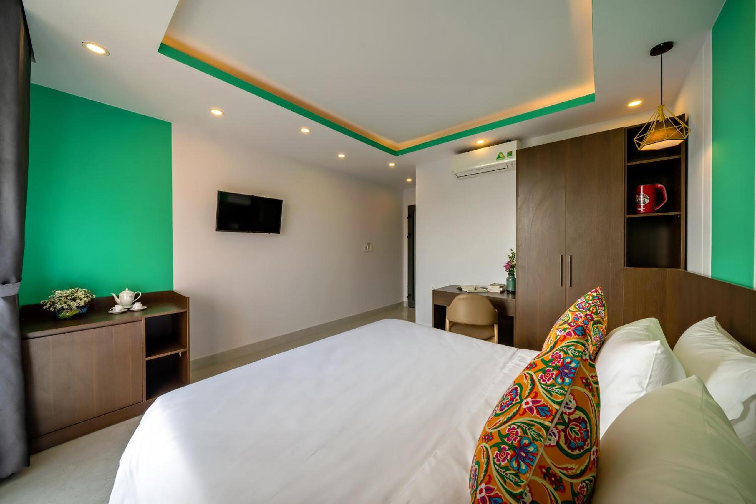 Double Room with Balcony - Photo 8
