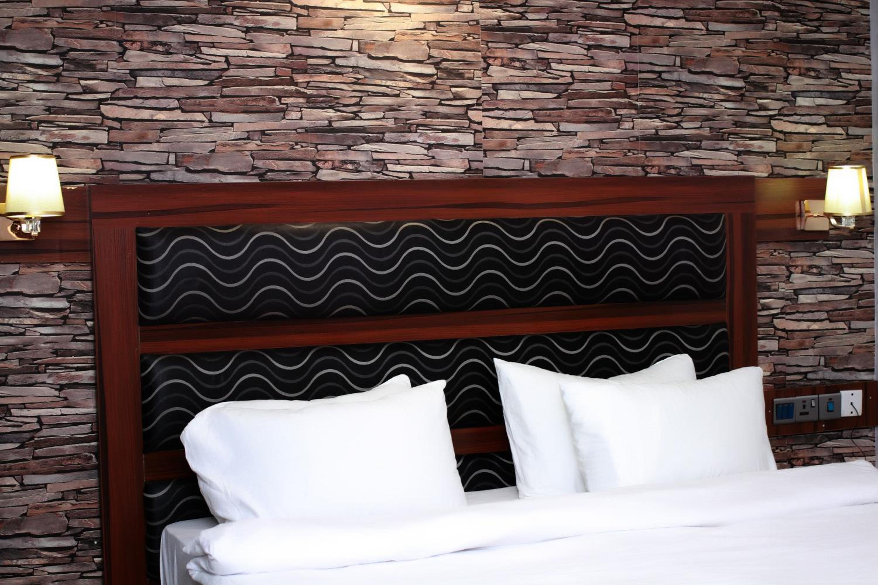 Deluxe Suite - Photo 3