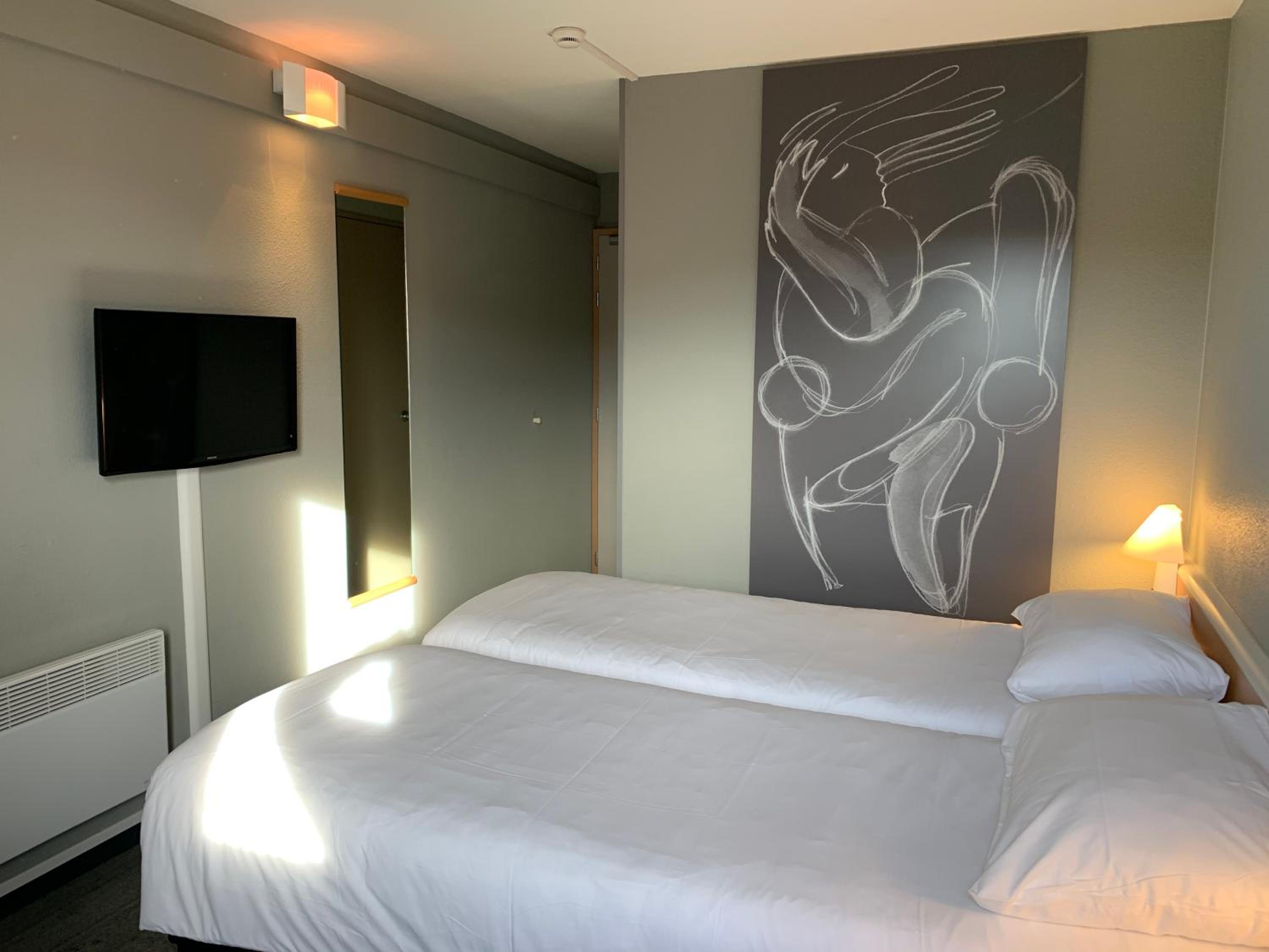 Standard Twin Room - Photo 3