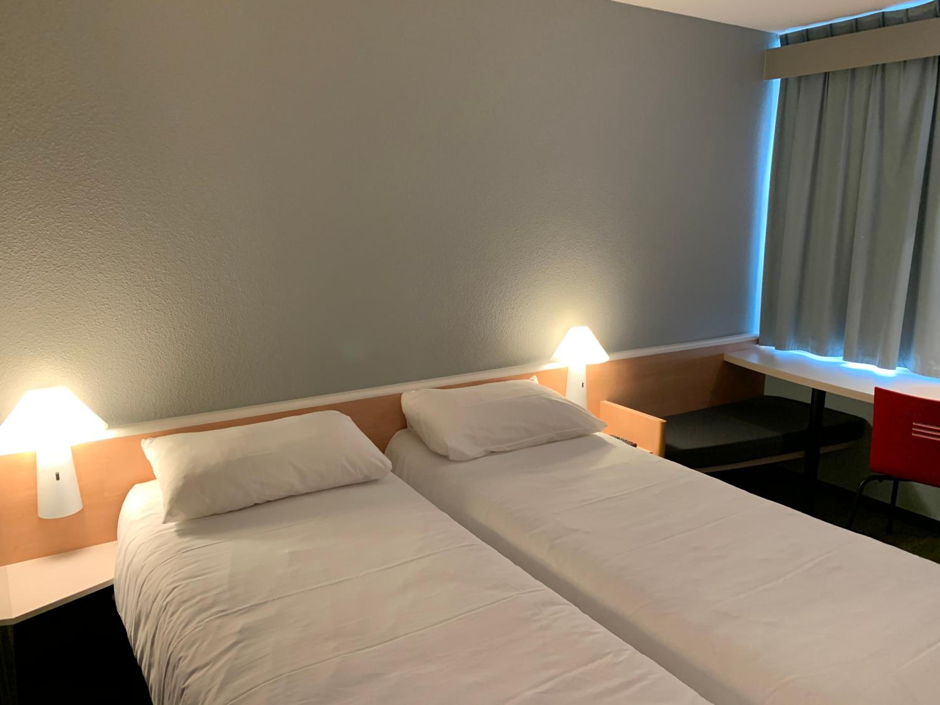 Standard Twin Room - Photo 7