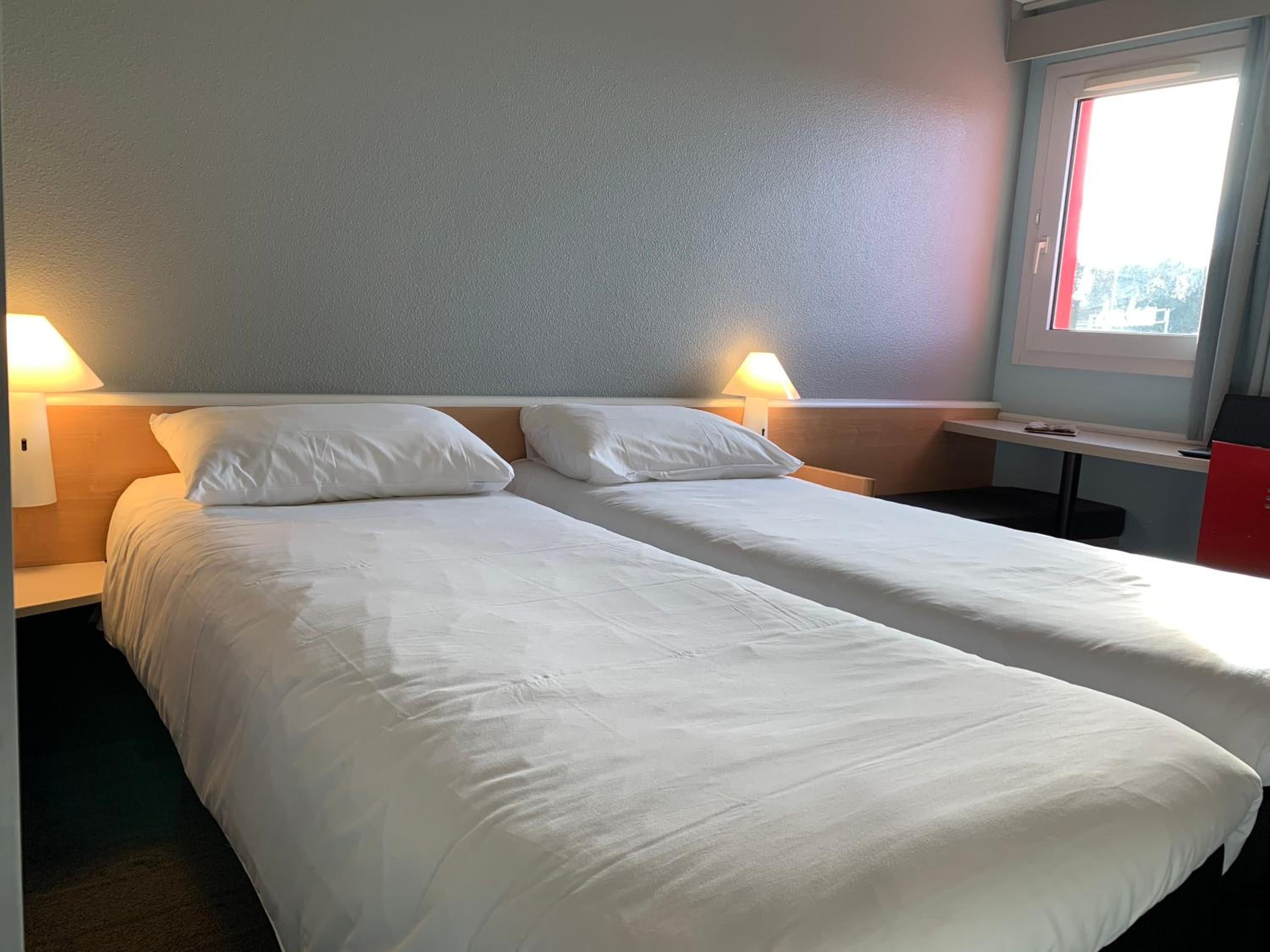 Standard Twin Room - Photo 6