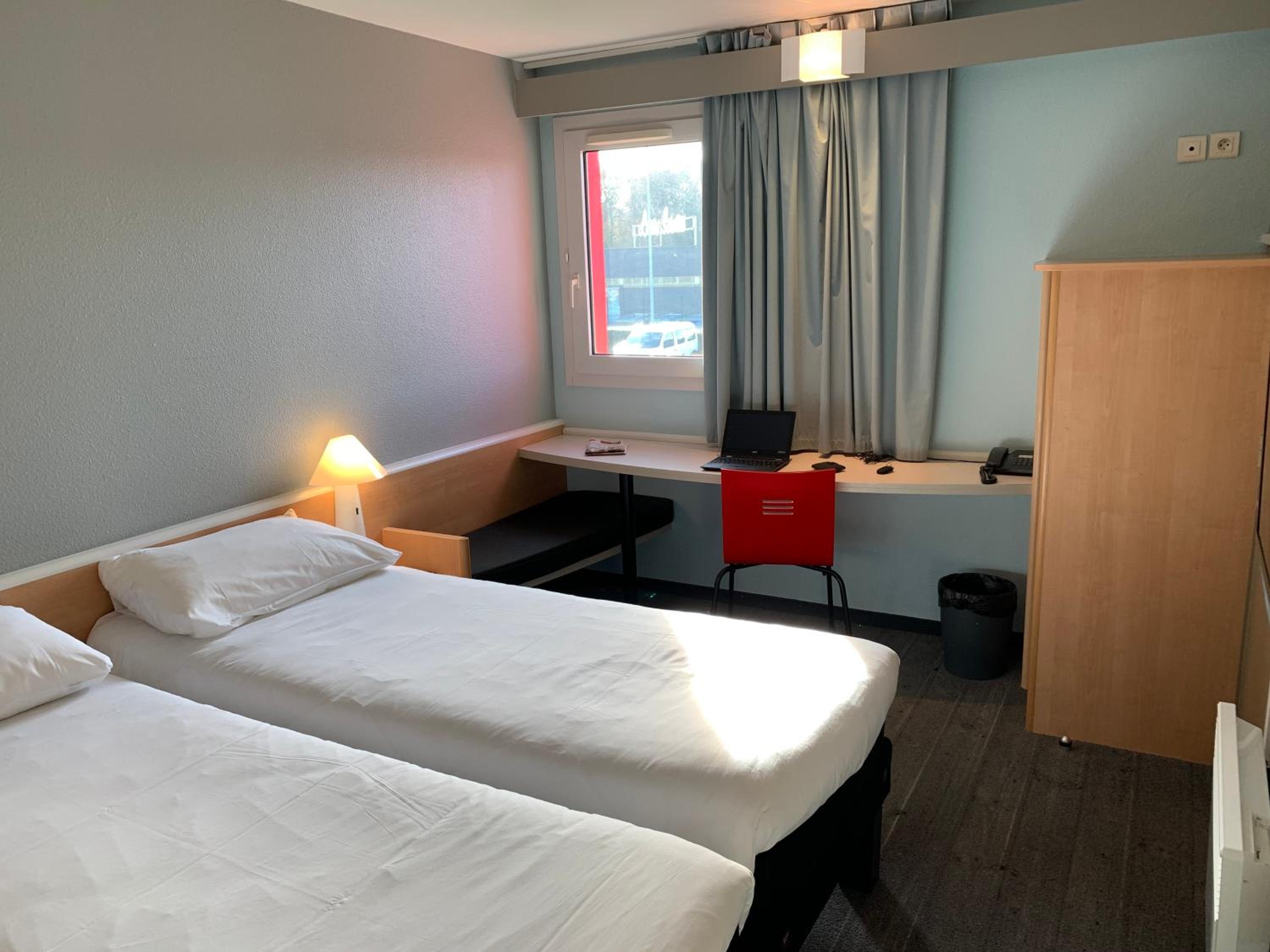 Standard Twin Room - Photo 1
