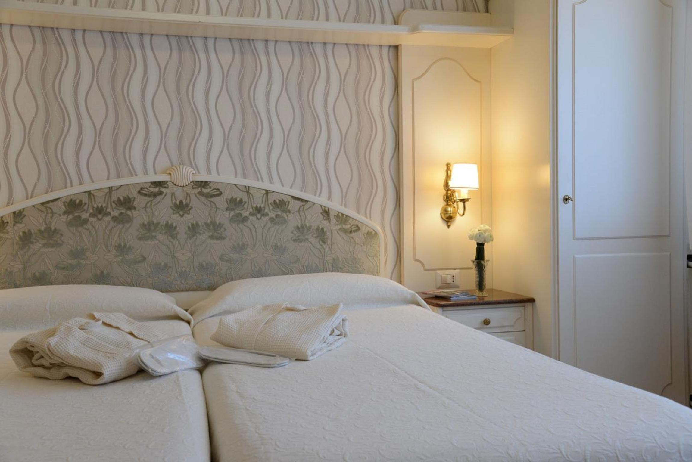 Superior Double or Twin Room with Lake View - Photo 1