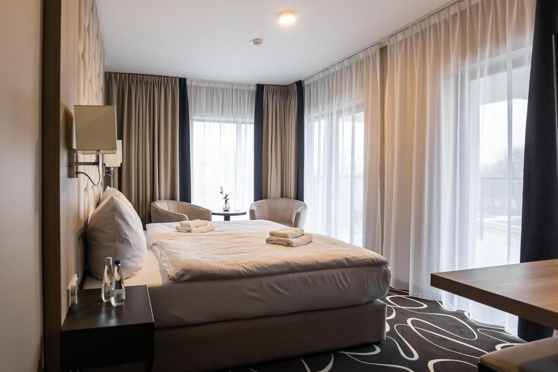 Deluxe Double Room with Balcony photo 2