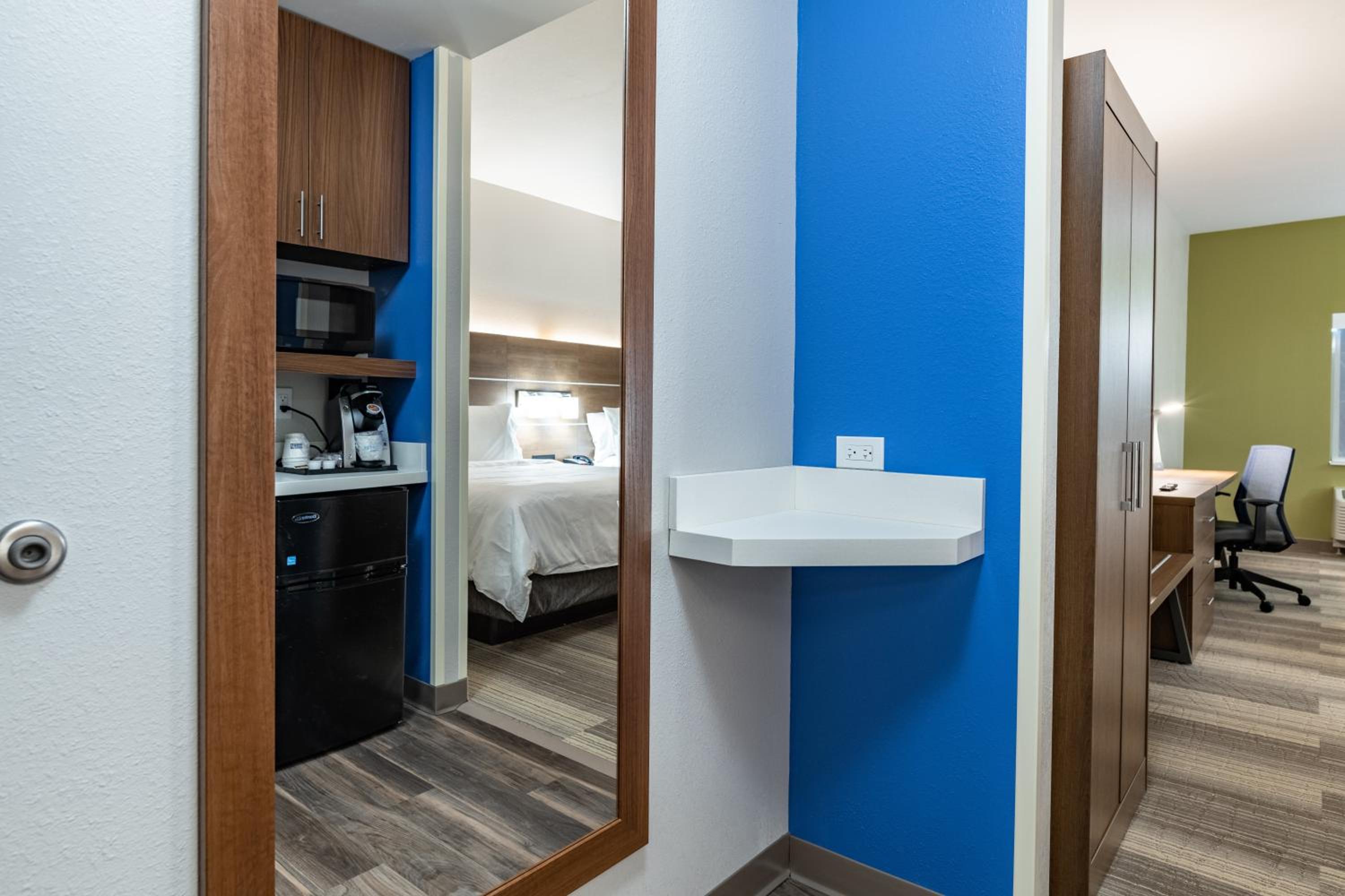 Standard King Room - Photo 6