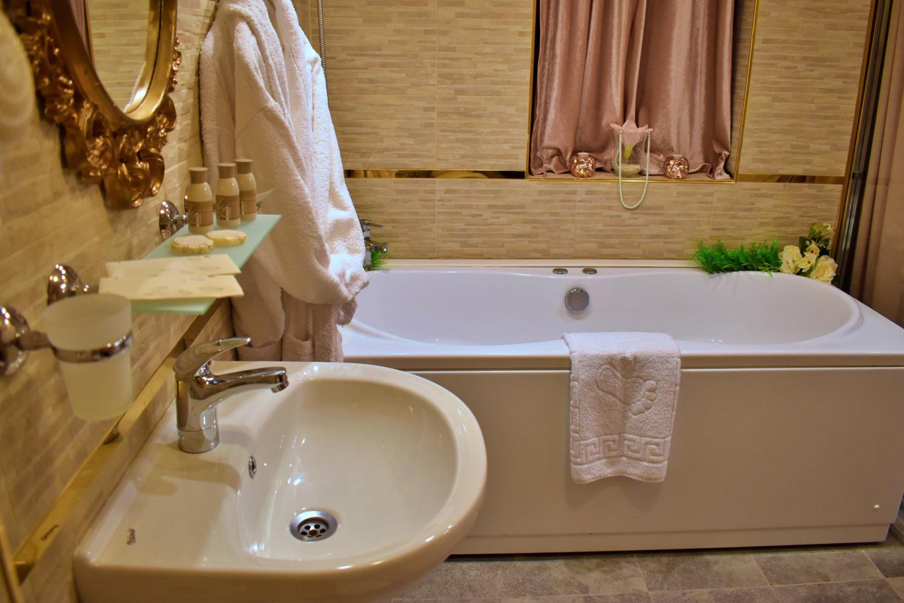 Studio with Spa Bath - Photo 7