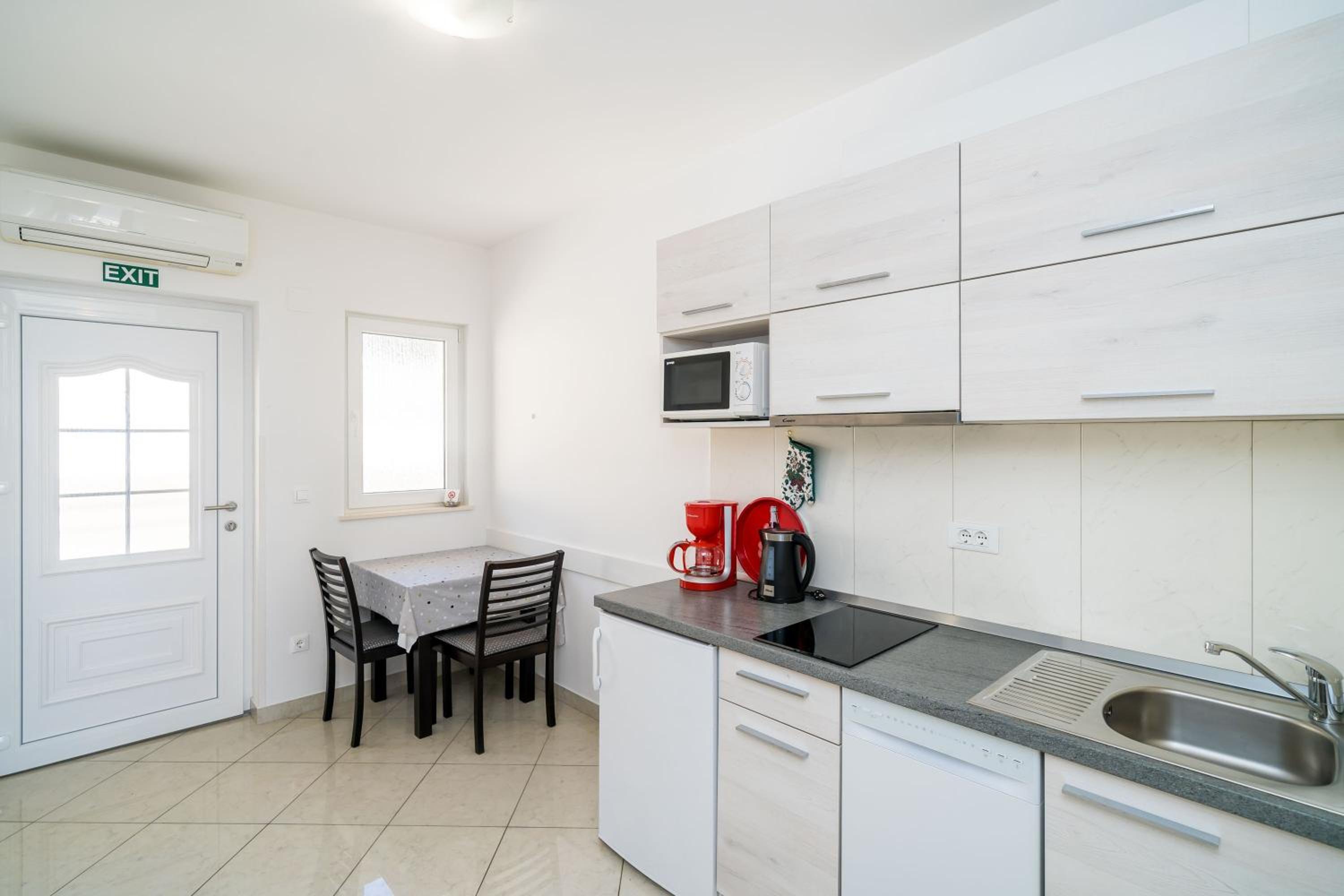 Studio Apartment with Balcony and Sea View photo 3