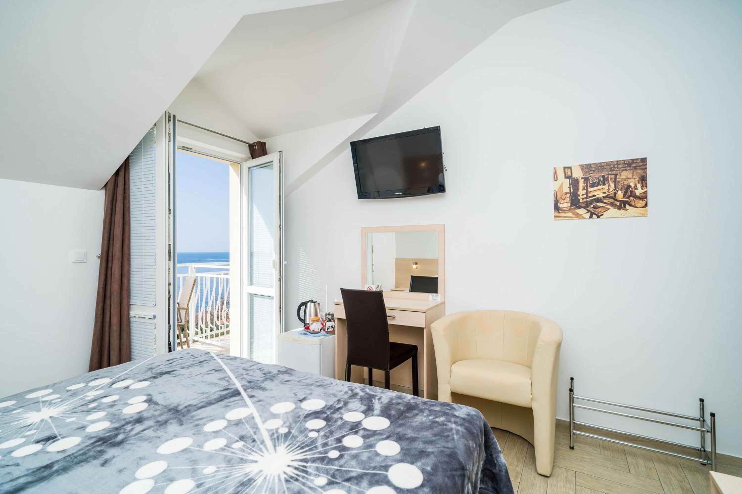 Two Bedroom Apartment with Balcony and Sea View photo 3