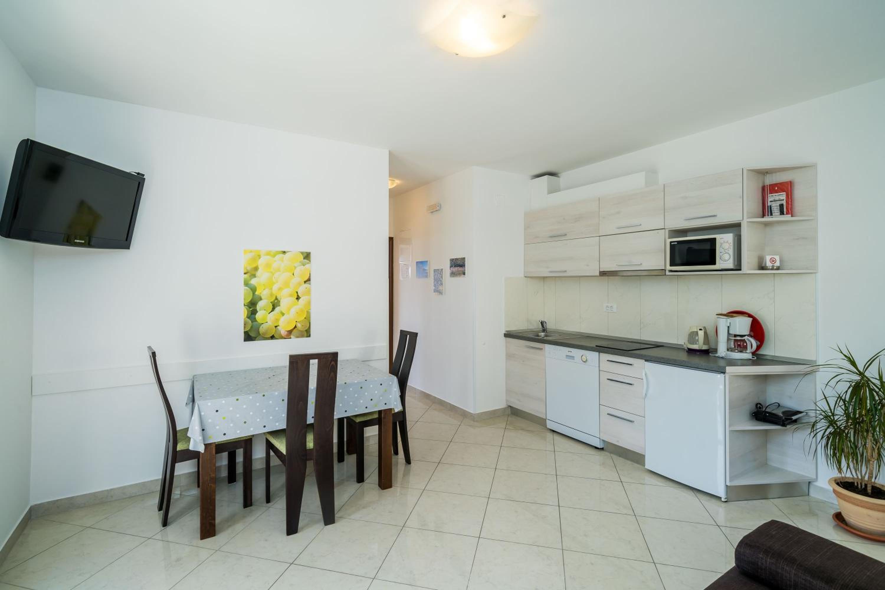 Superior One-Bedroom Apartment with Balcony and Sea VIew photo 2