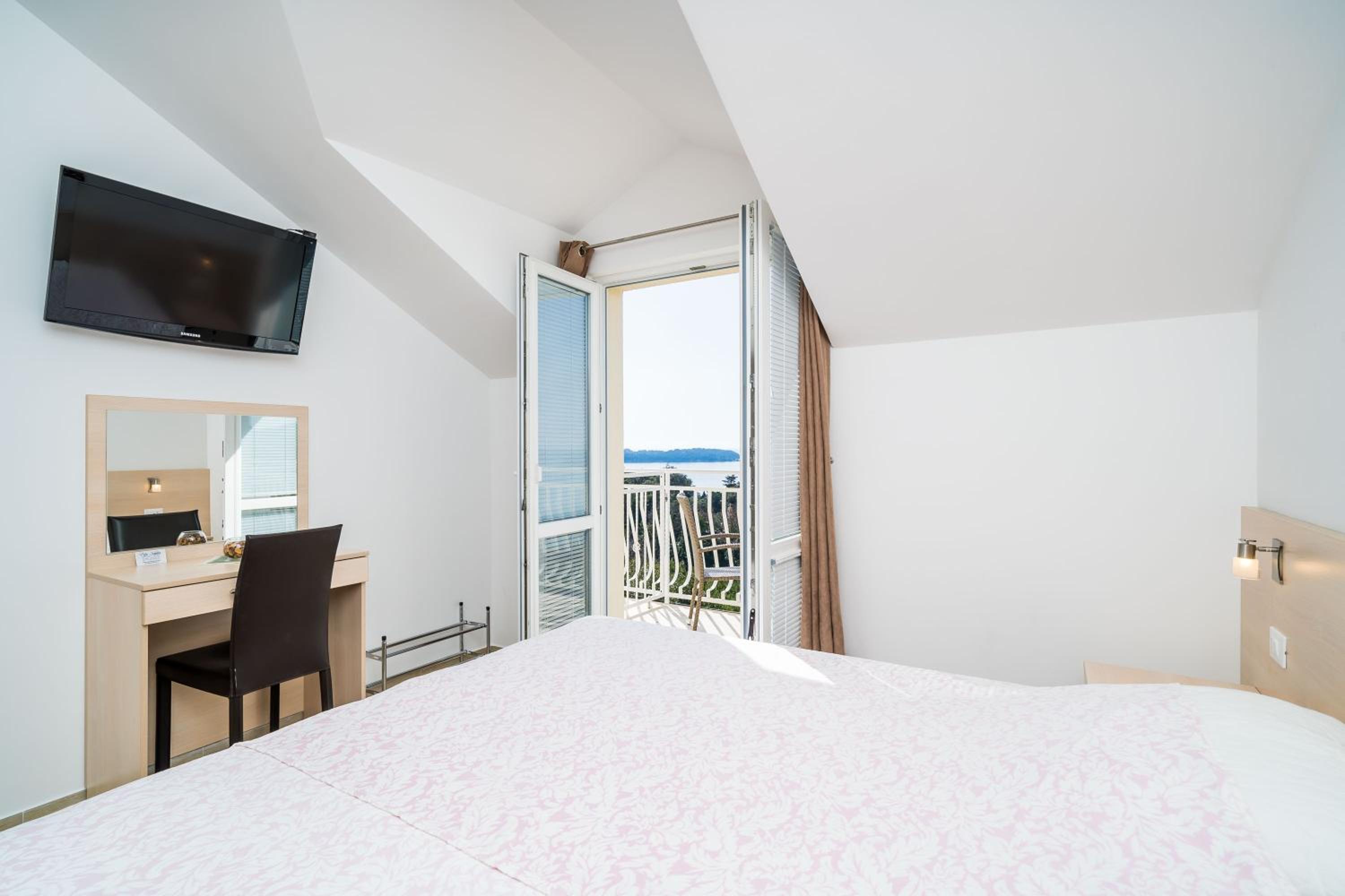 Standard One-Bedroom Apartment with Balcony and Sea View photo 1