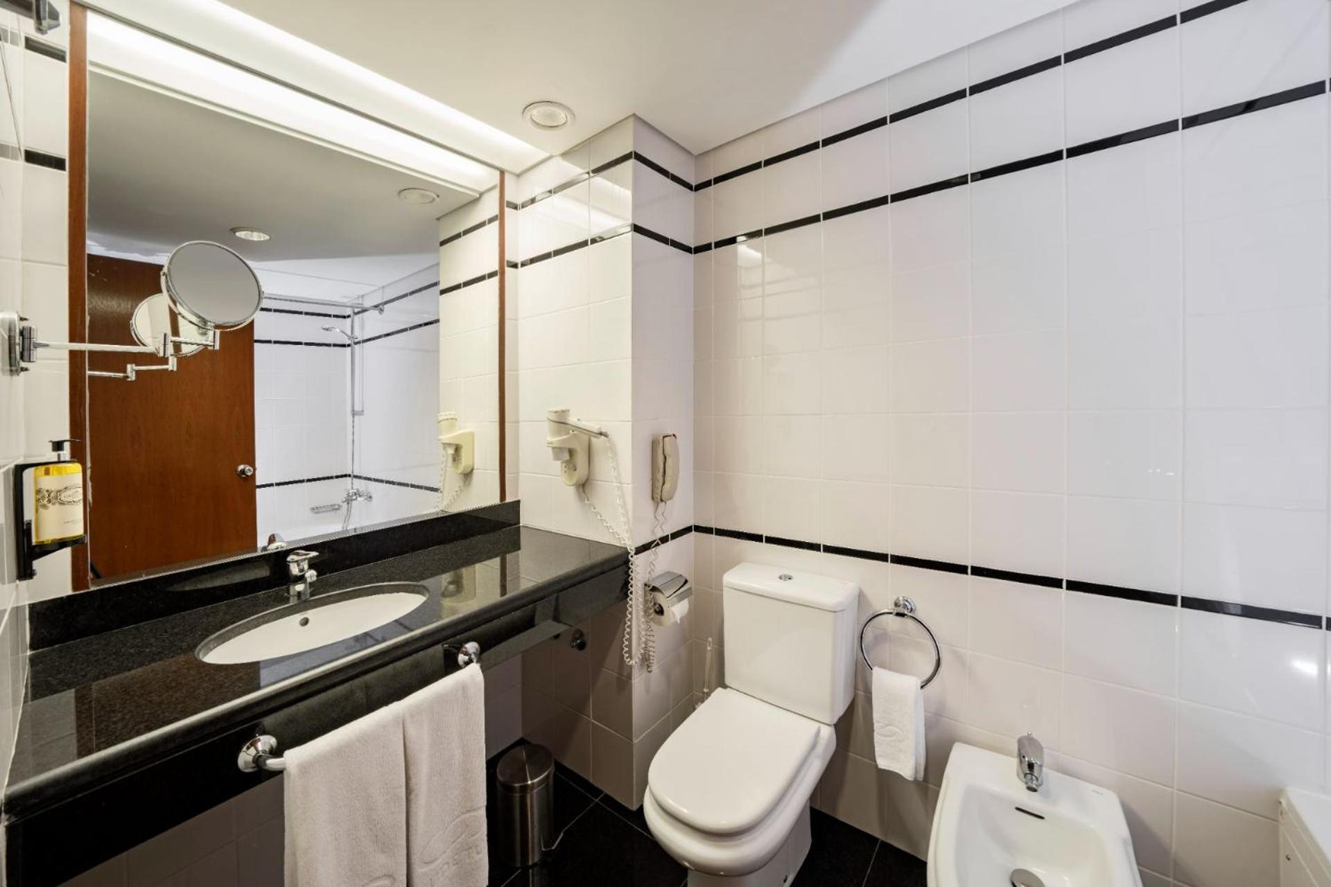 Standard Double or Twin Room - Photo 4