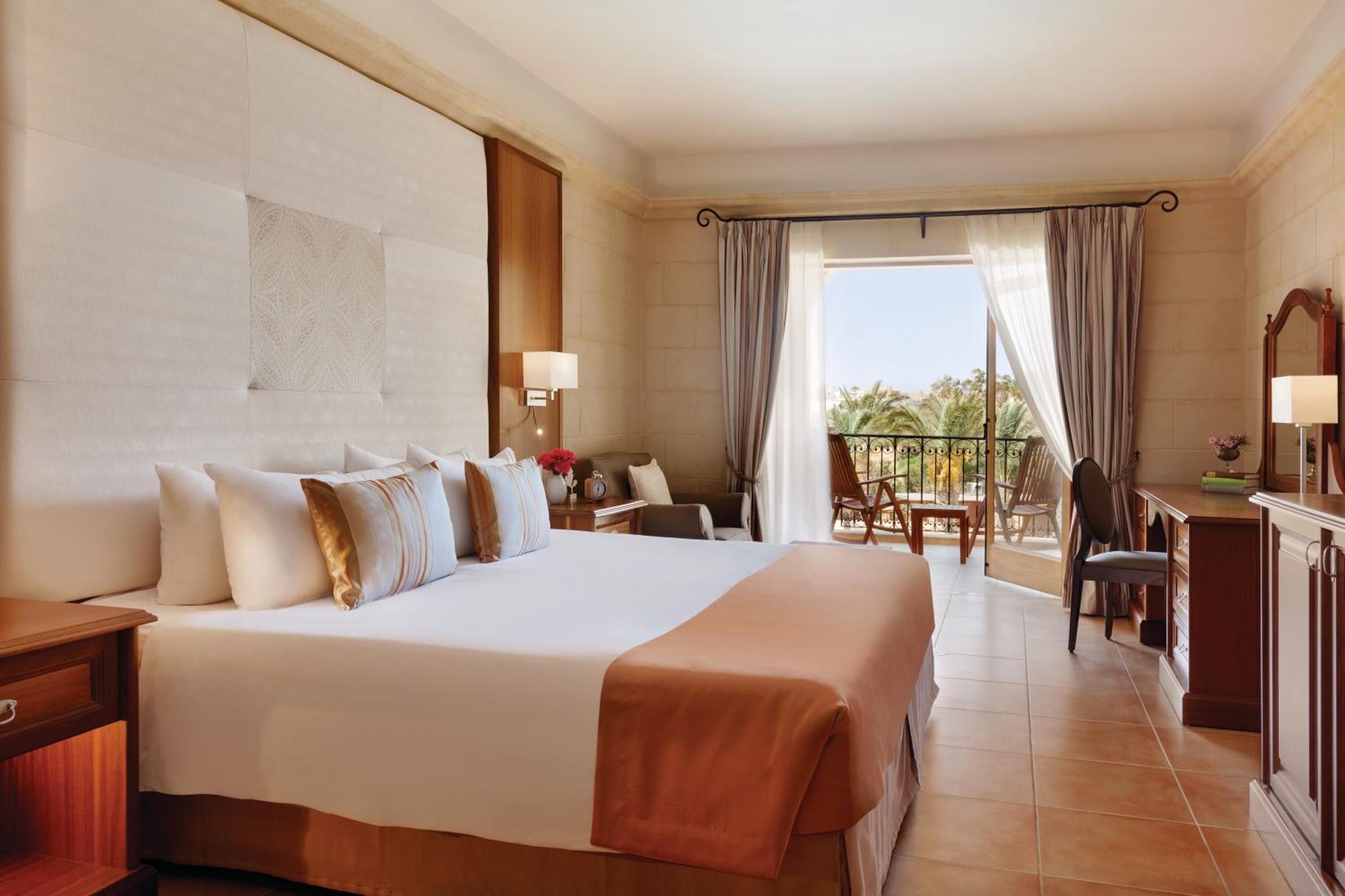 Deluxe Pool View Room