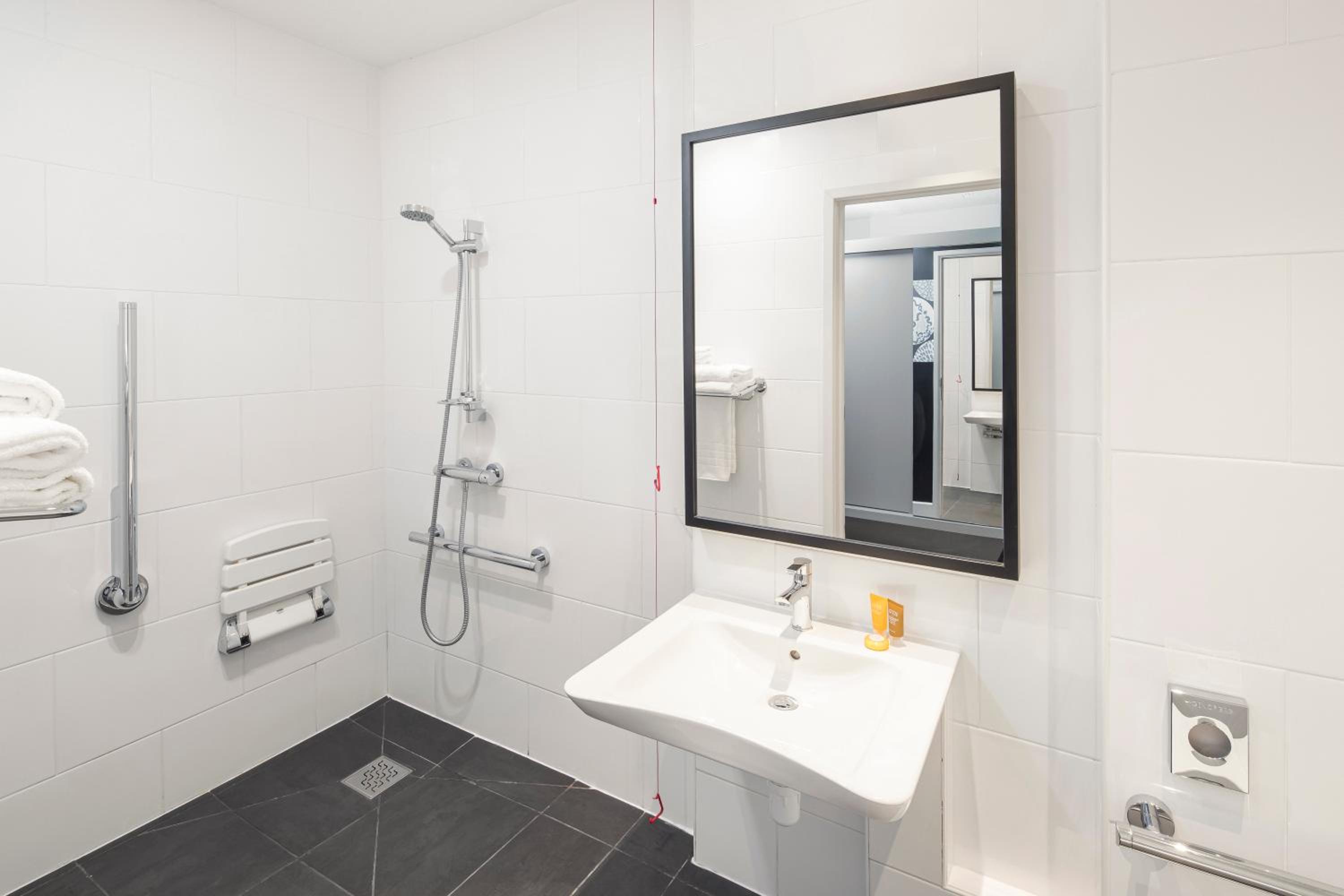 Standard Queen Room - Disability Access - Photo 3