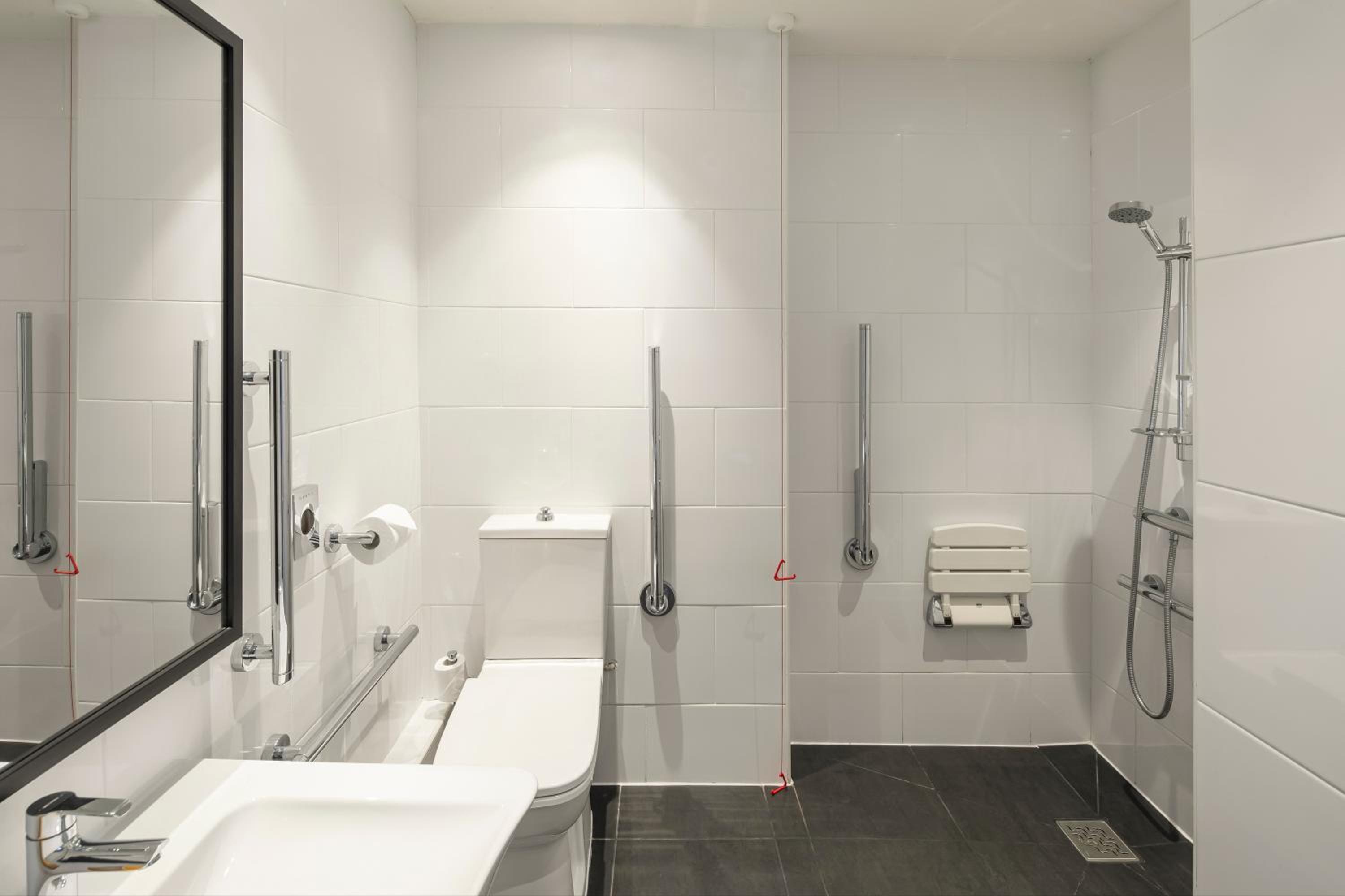 Standard Queen Room - Disability Access - Photo 4