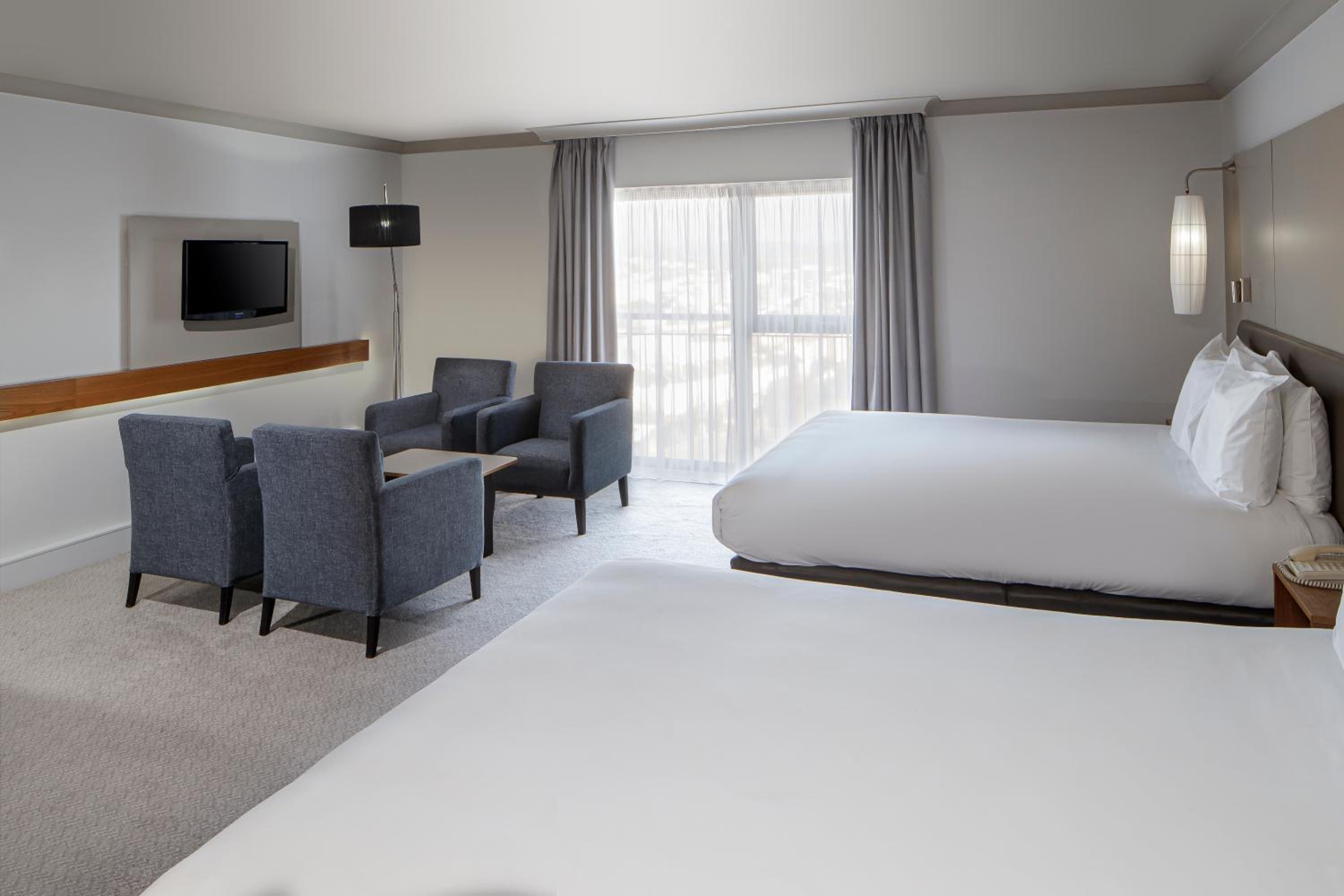 Premium Queen Room with Two Queen Beds - Photo 4